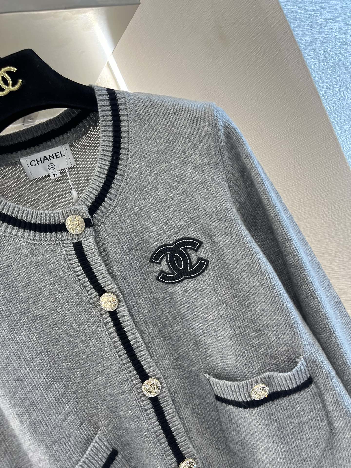 Gestreifte Strickjacke