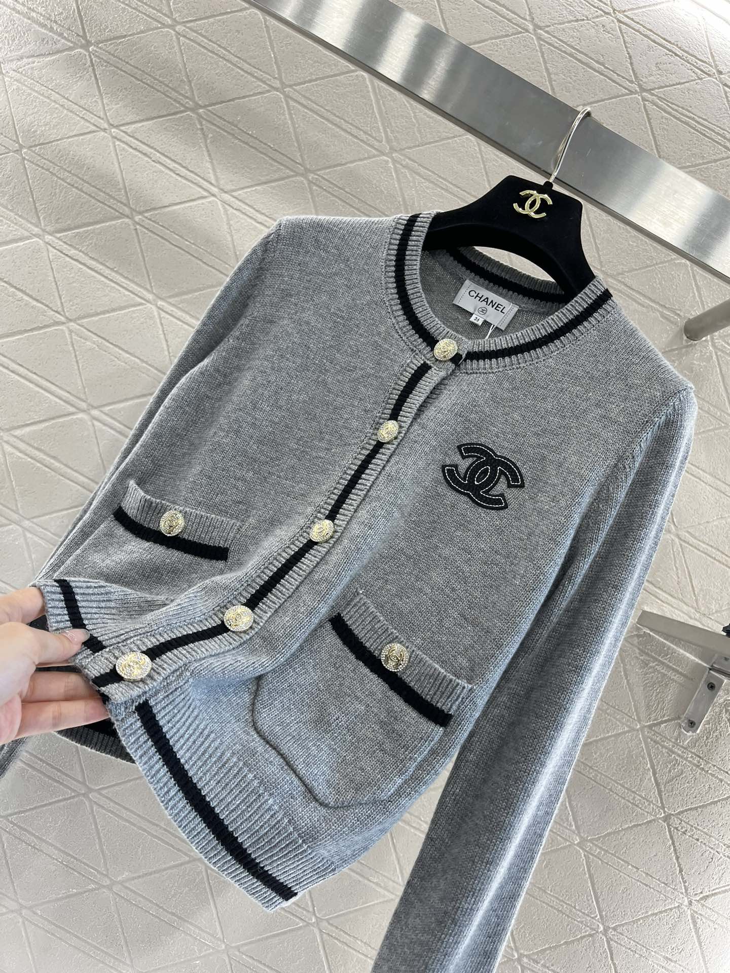 Gestreifte Strickjacke