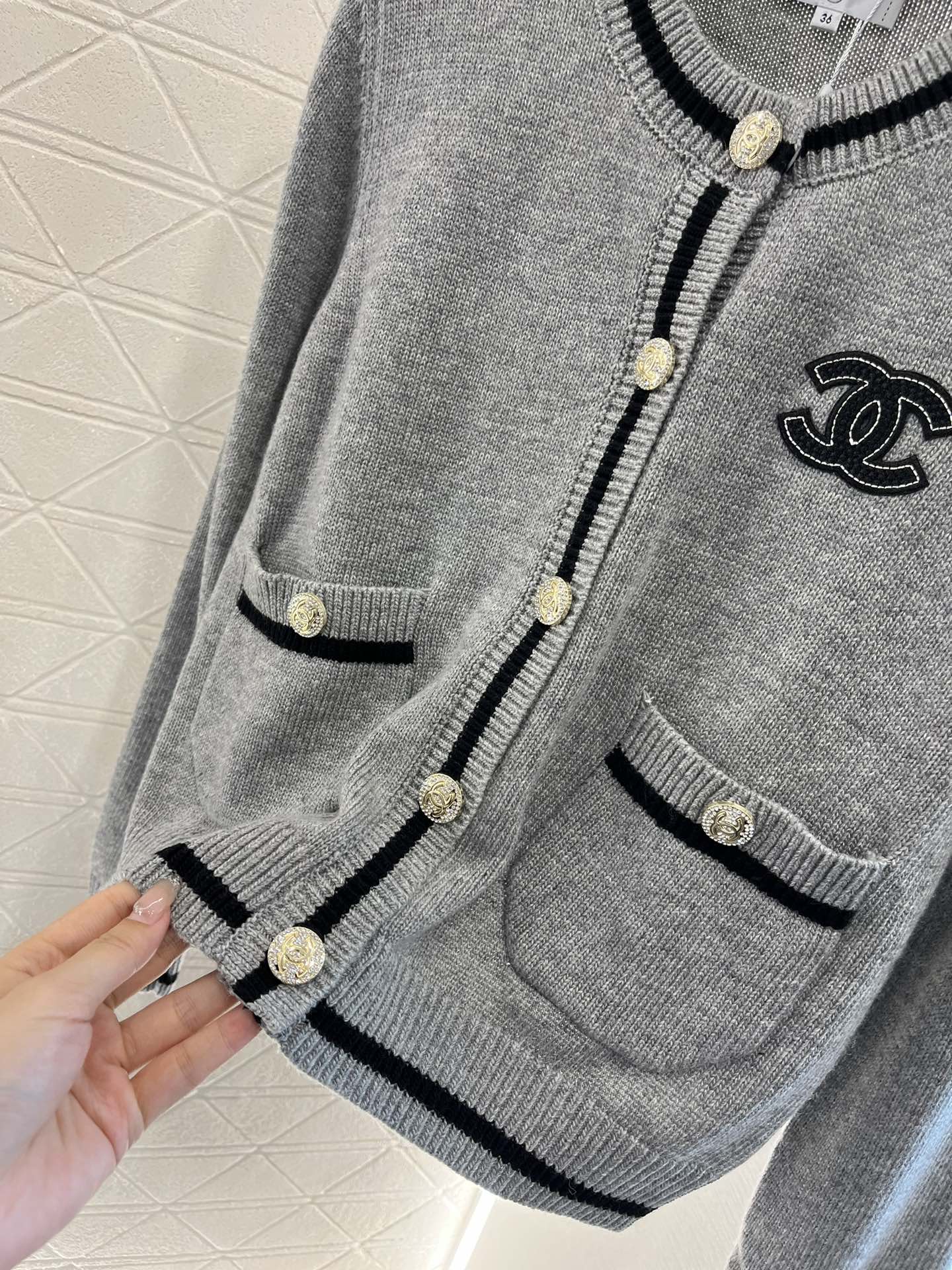 Gestreifte Strickjacke