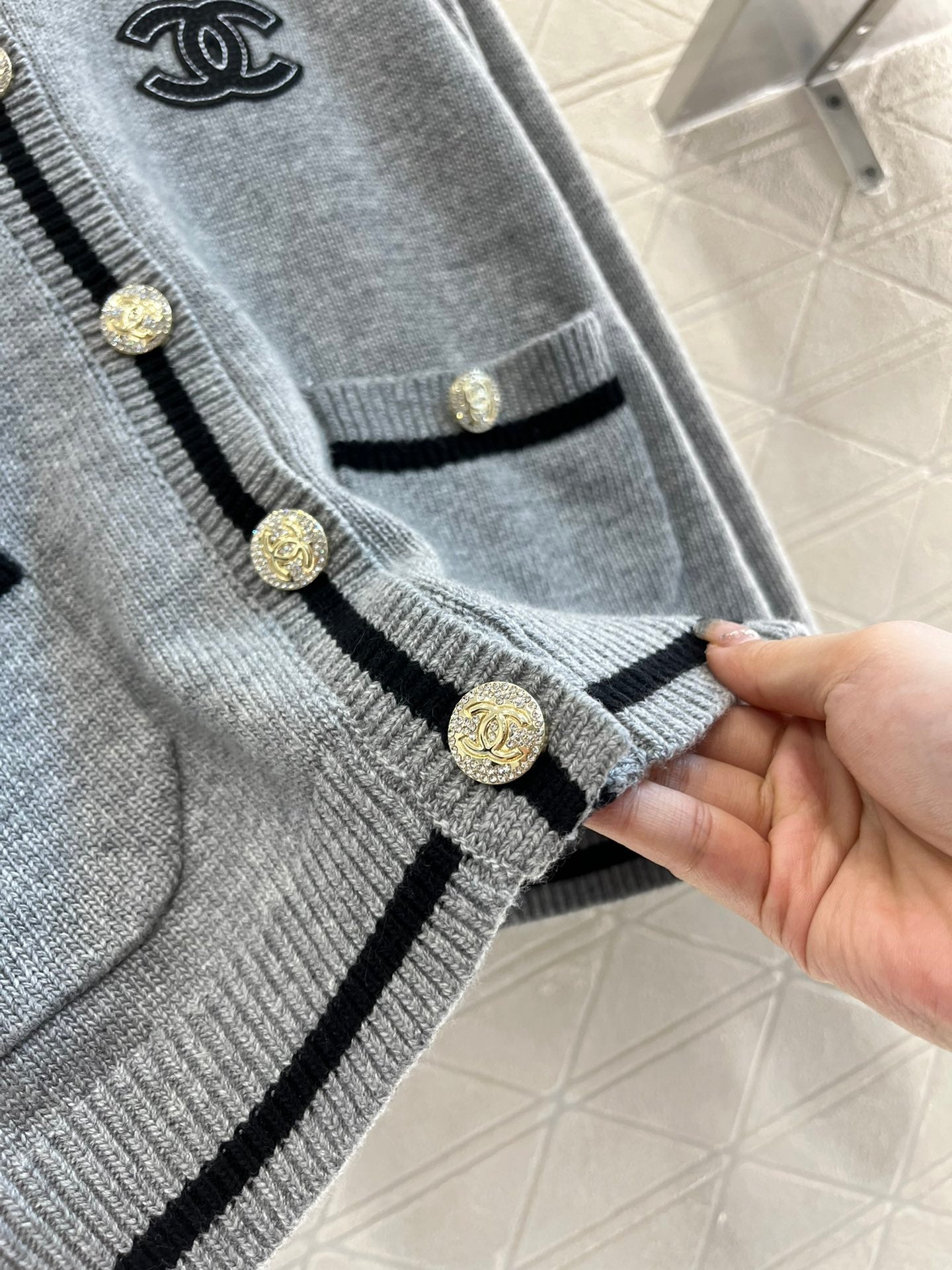 Gestreifte Strickjacke