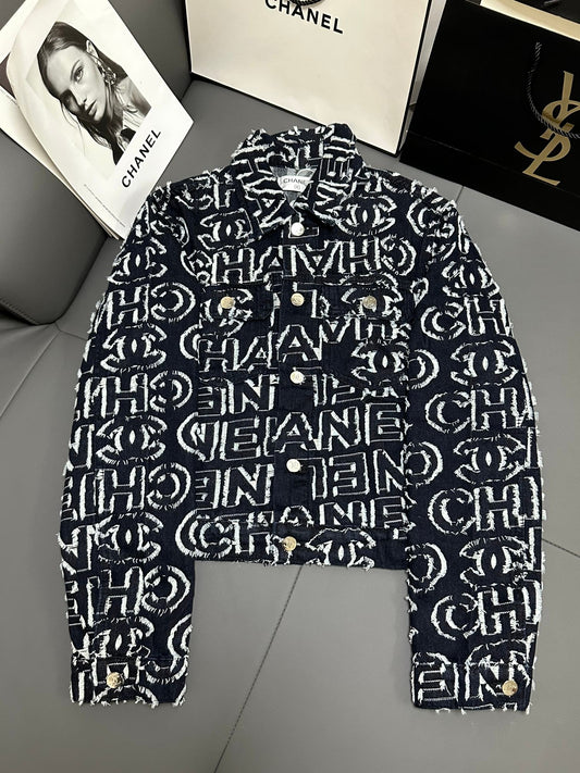 Jeansjacke mit vollflächigem Buchstabendruck