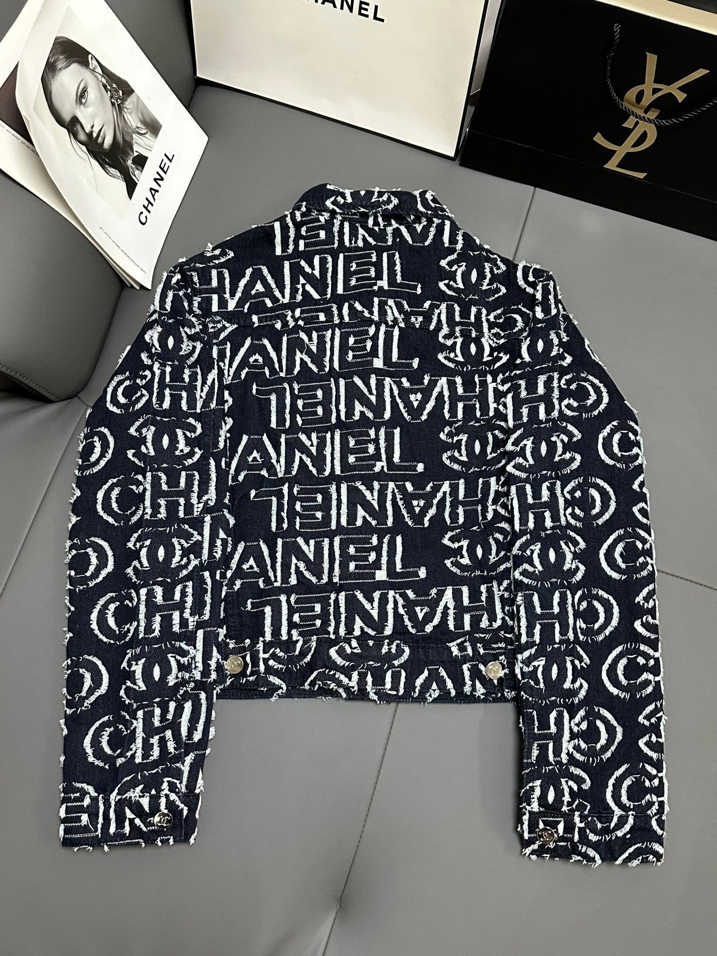 Jeansjacke mit vollflächigem Buchstabendruck