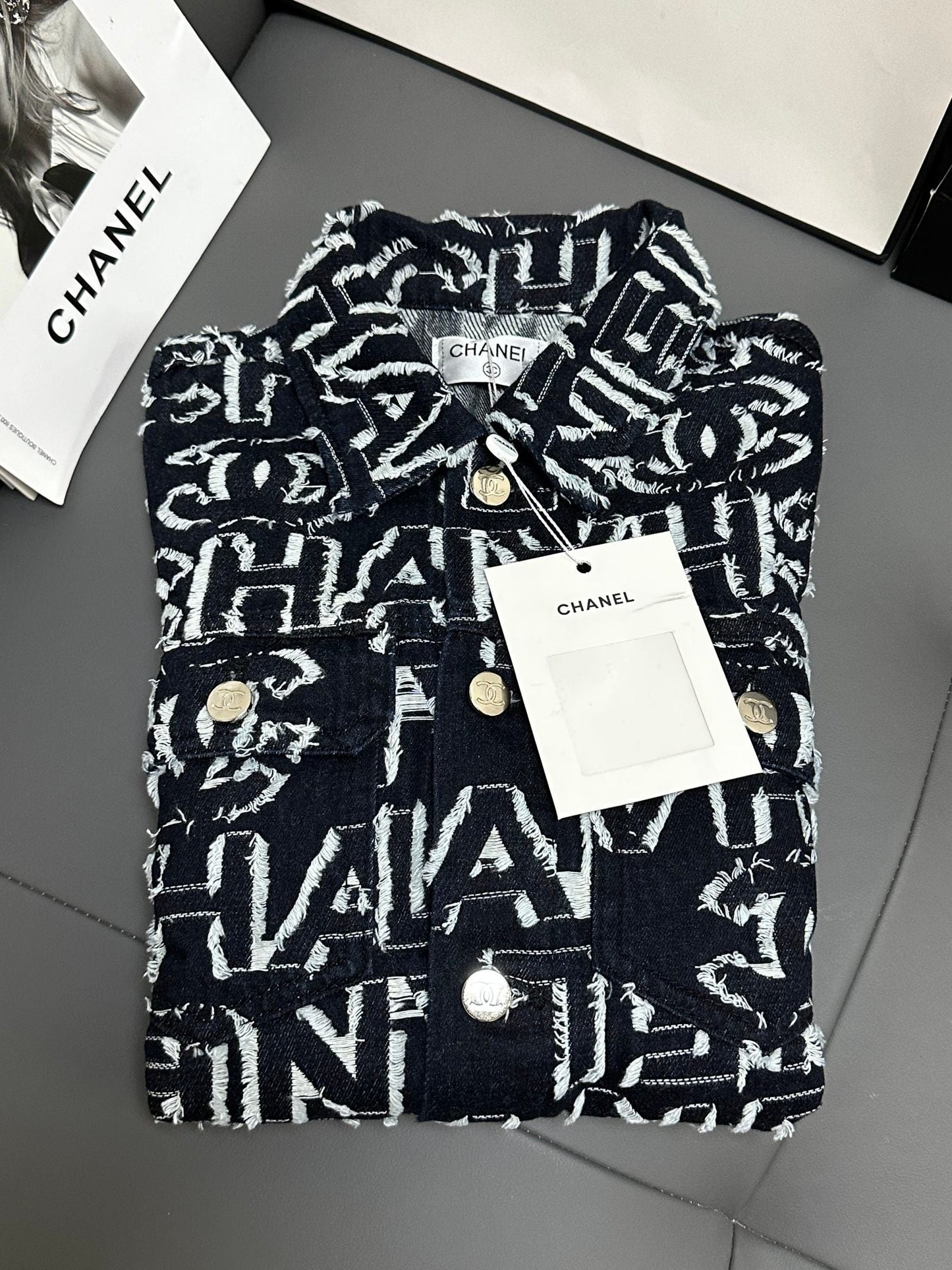 Jeansjacke mit vollflächigem Buchstabendruck