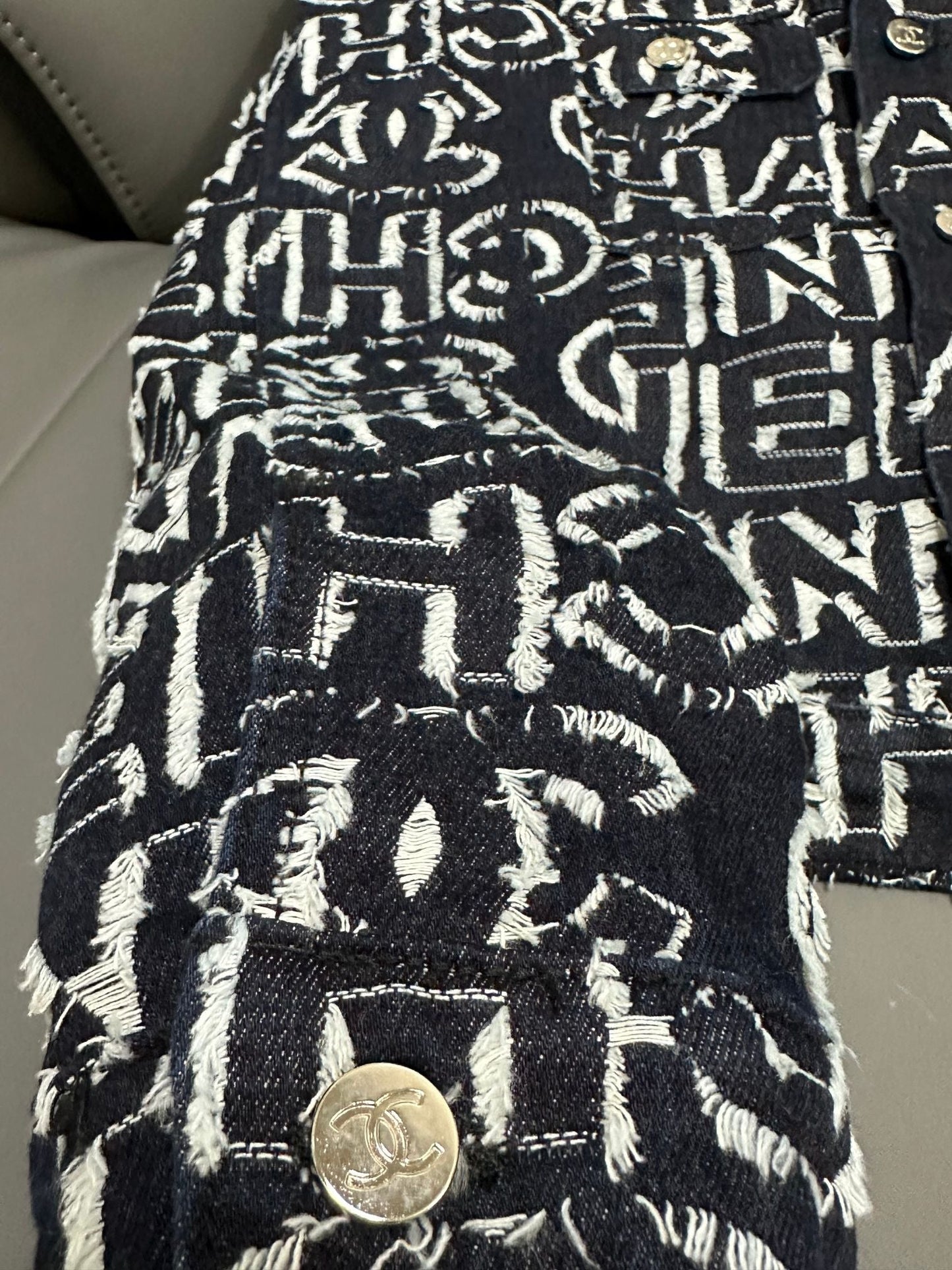 Jeansjacke mit vollflächigem Buchstabendruck