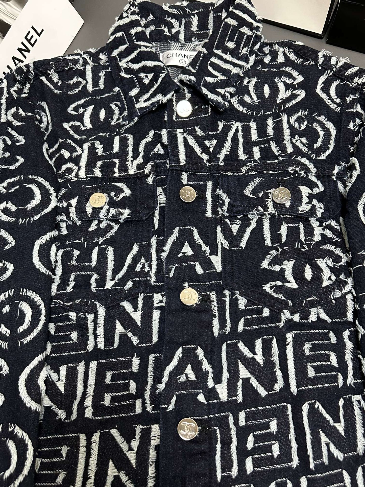 Jeansjacke mit vollflächigem Buchstabendruck