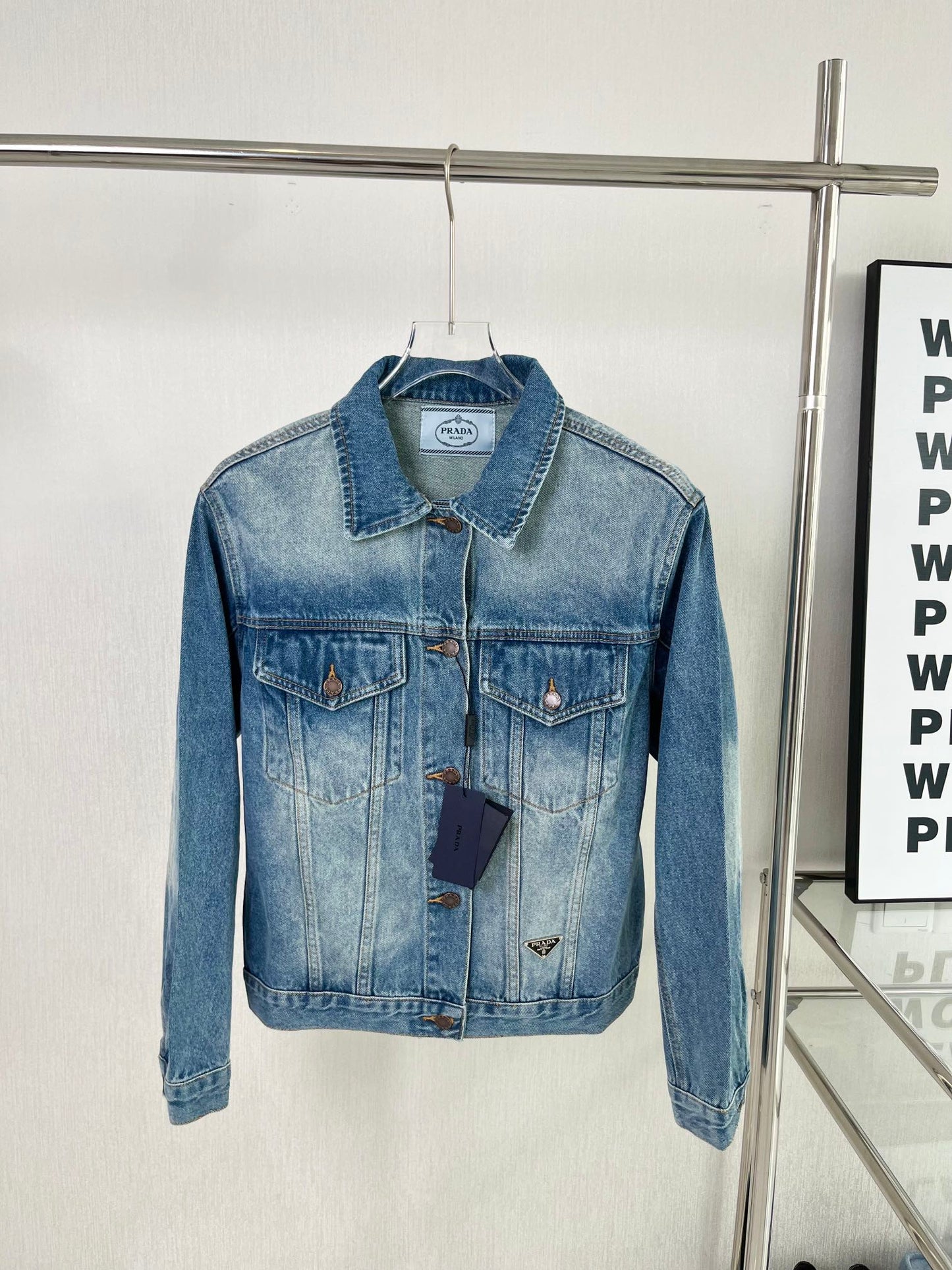 Jacke aus gewaschenem Denim mit Gürtel und Logoverzierung