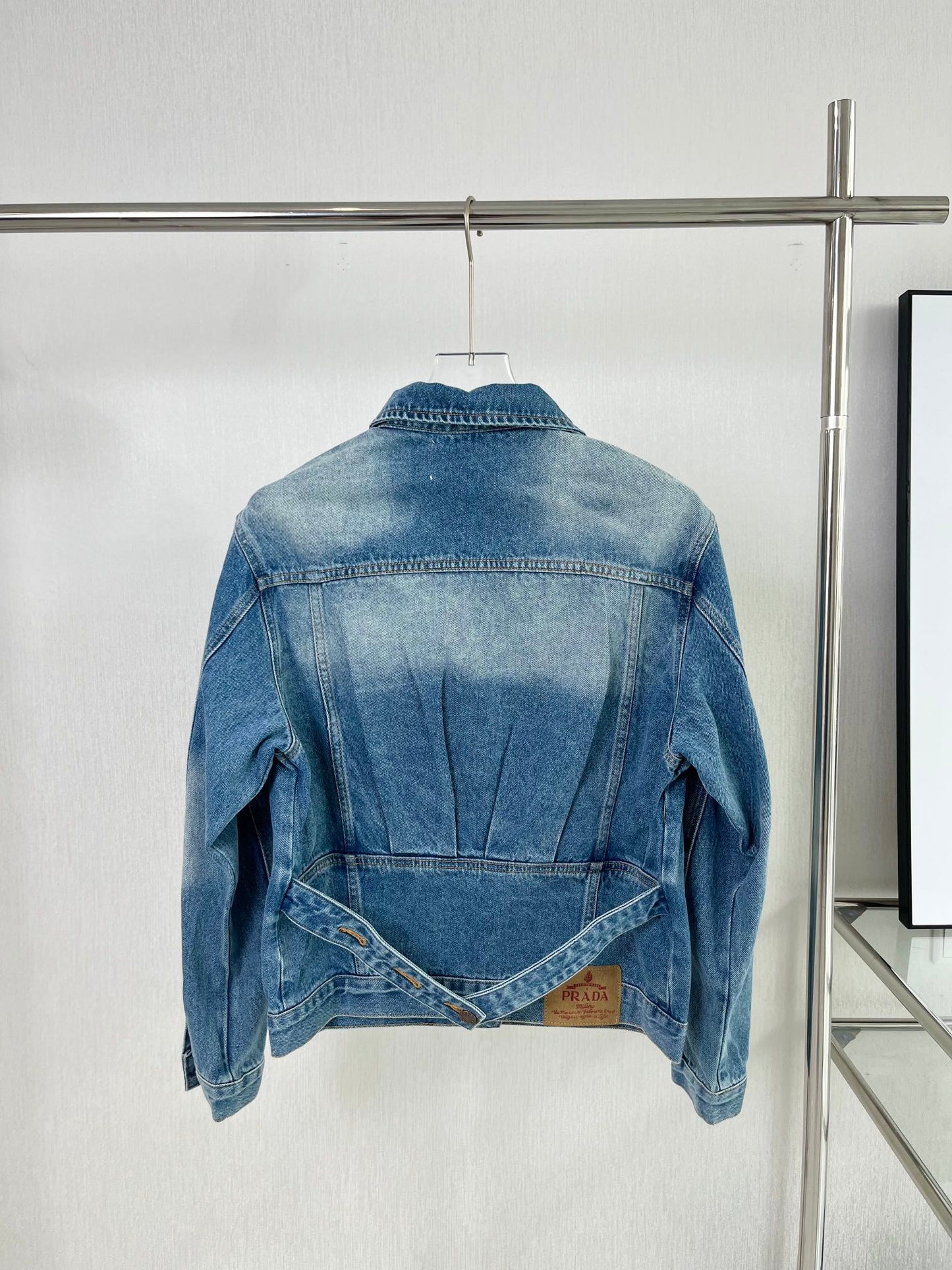 Jacke aus gewaschenem Denim mit Gürtel und Logoverzierung