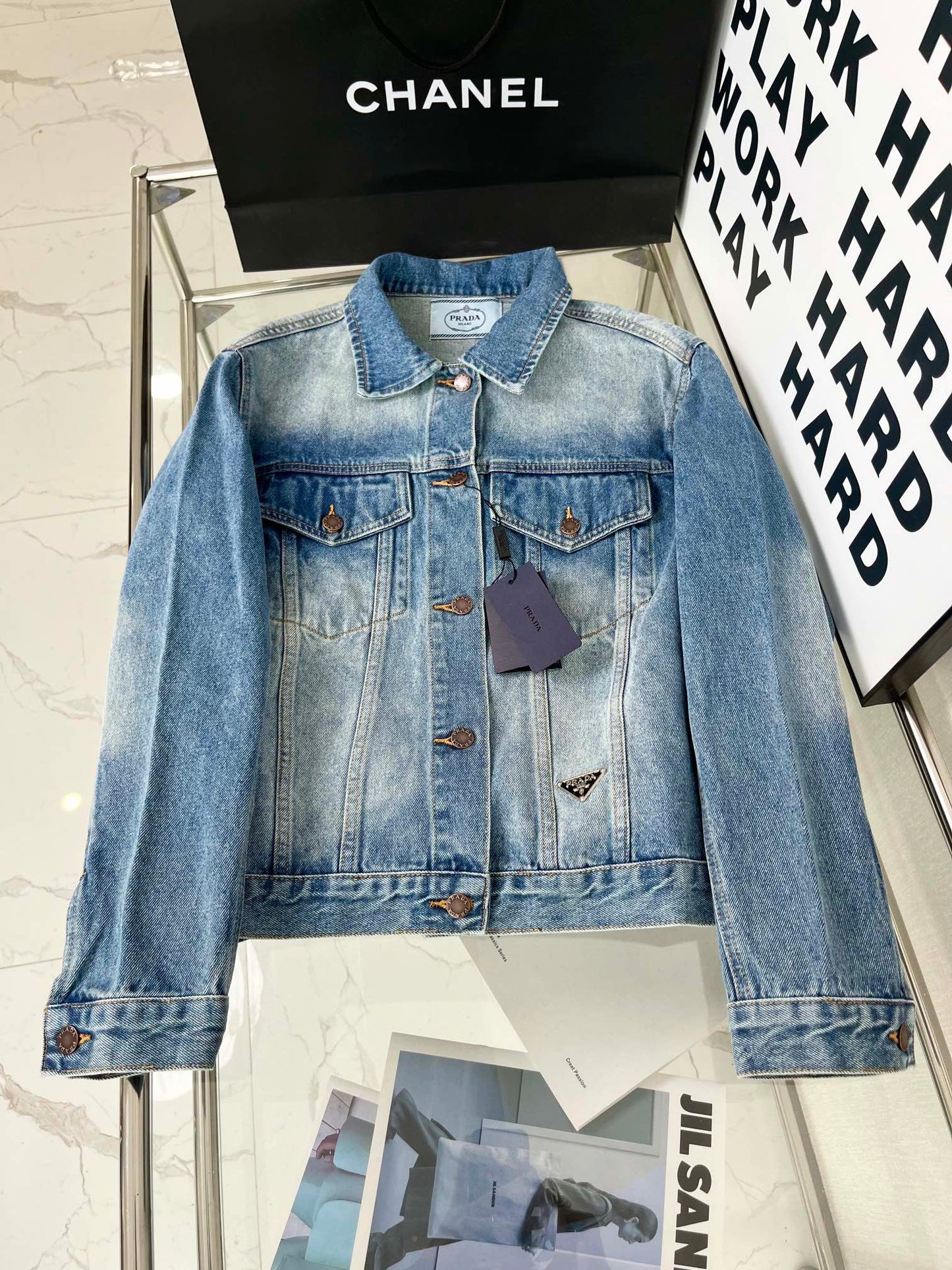 Jacke aus gewaschenem Denim mit Gürtel und Logoverzierung