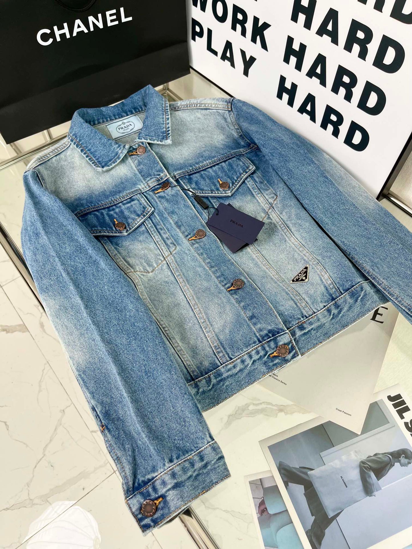 Jacke aus gewaschenem Denim mit Gürtel und Logoverzierung