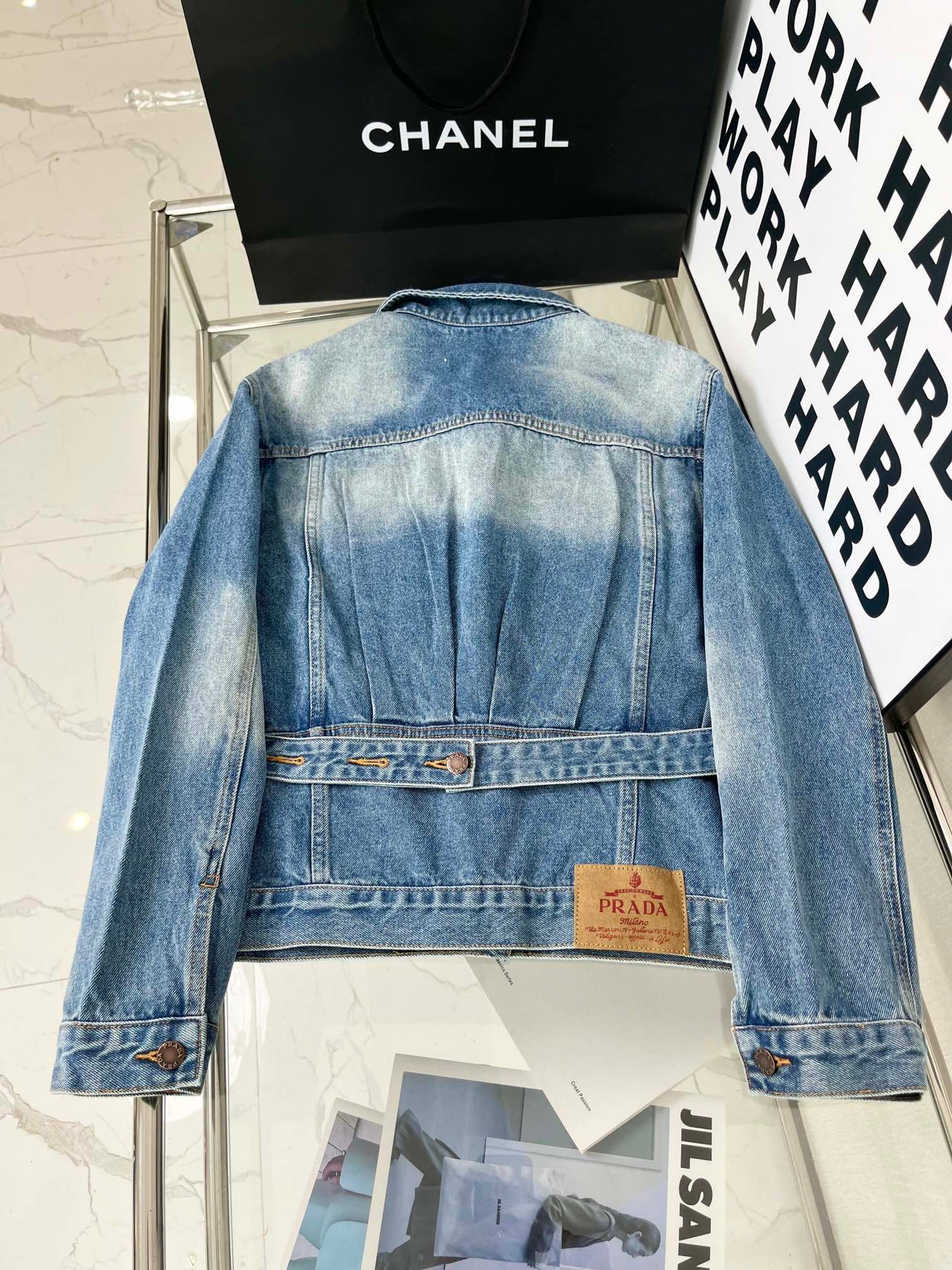 Jacke aus gewaschenem Denim mit Gürtel und Logoverzierung