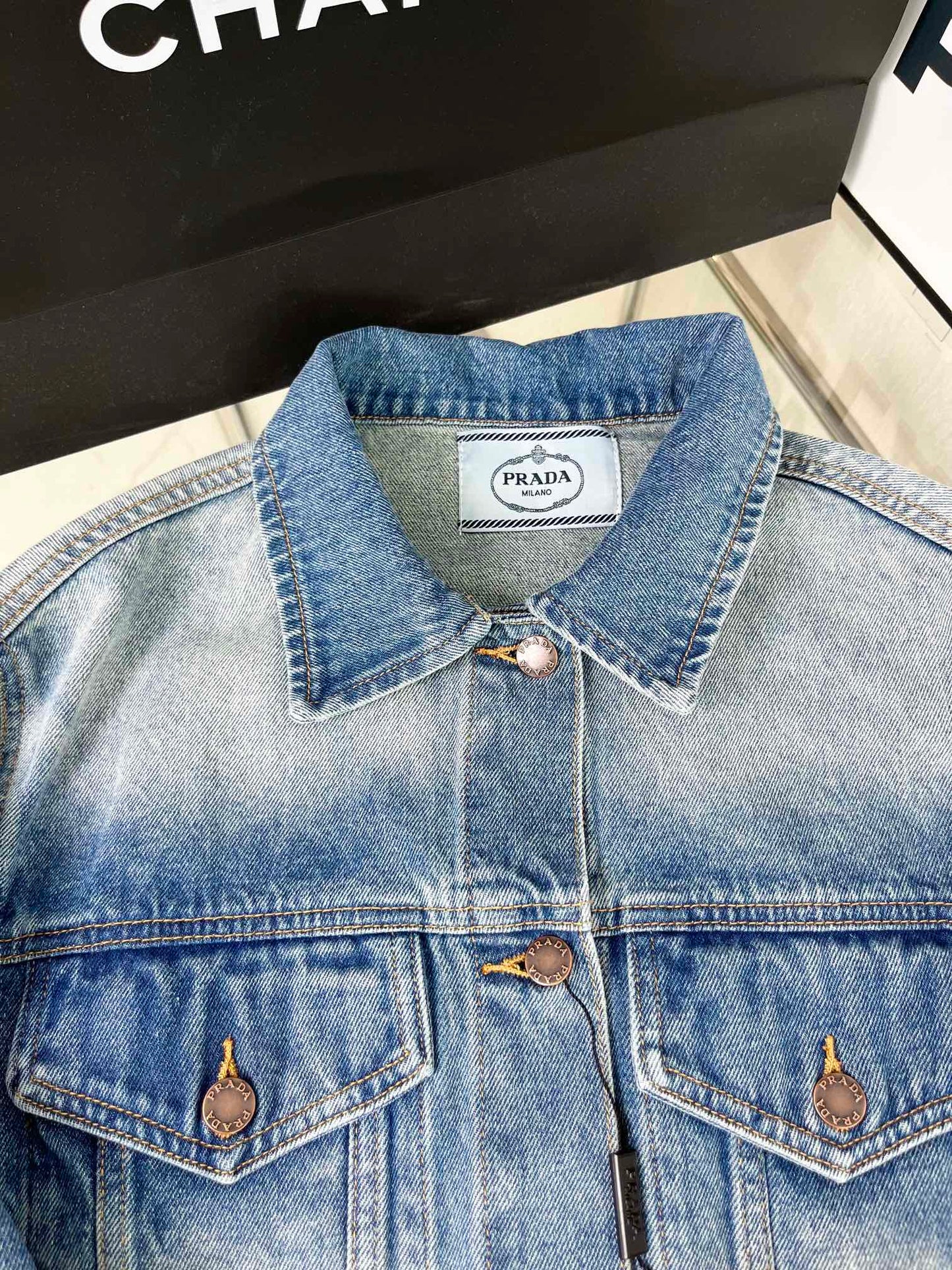 Jacke aus gewaschenem Denim mit Gürtel und Logoverzierung
