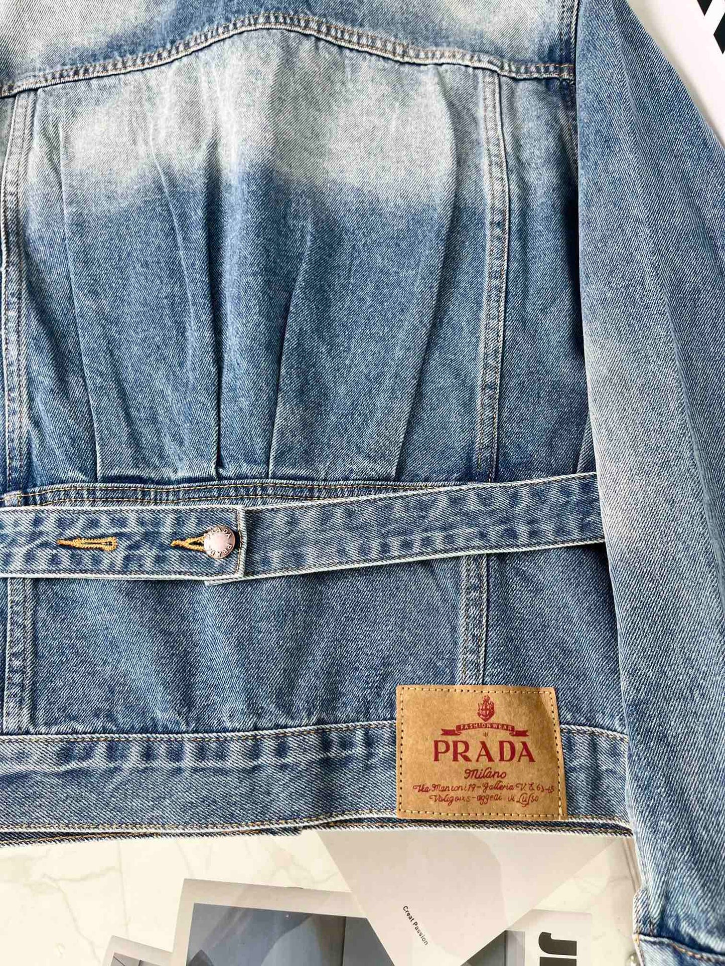 Jacke aus gewaschenem Denim mit Gürtel und Logoverzierung