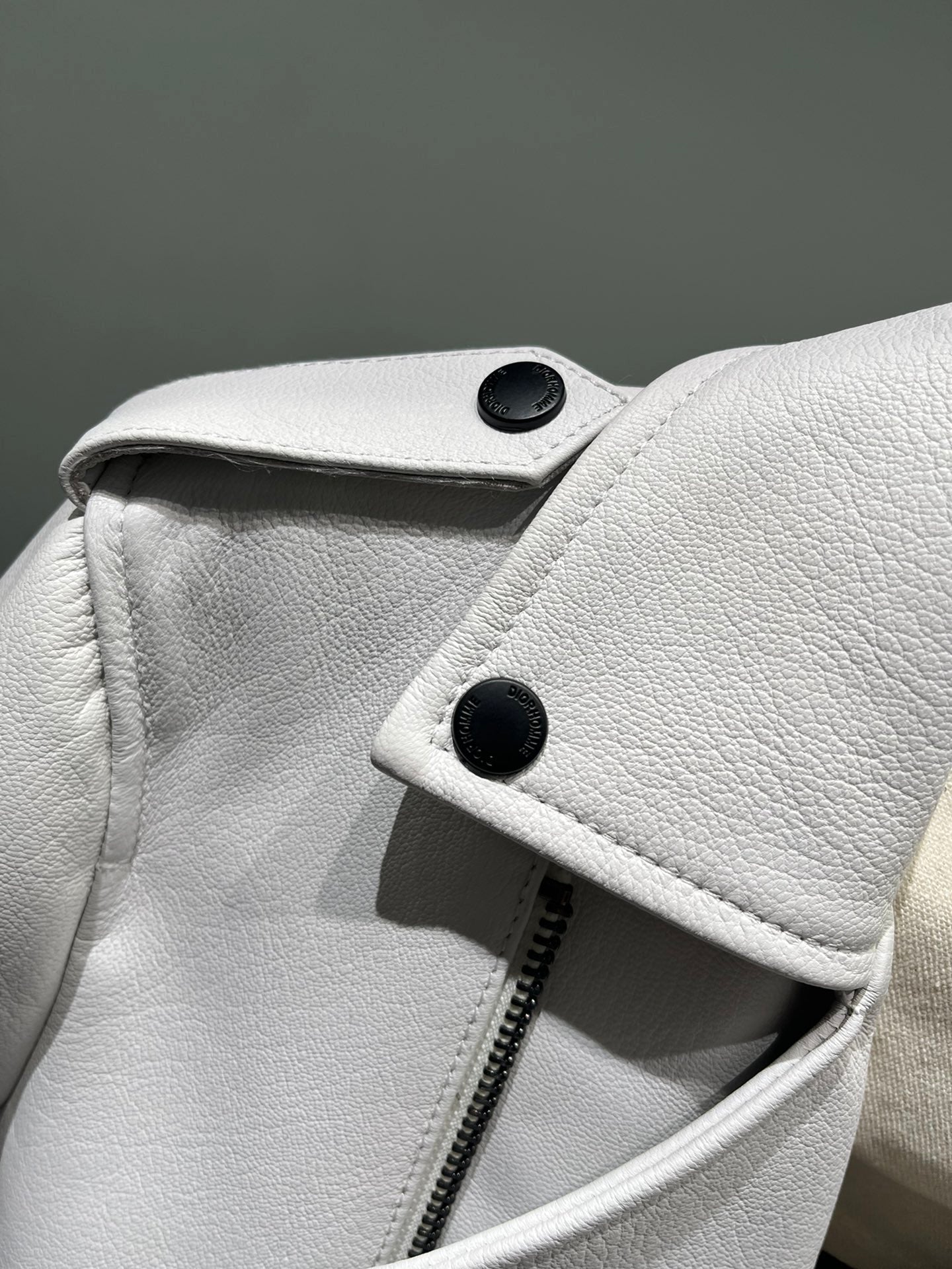 Bedrucktes Motorrad aus Ziegenleder