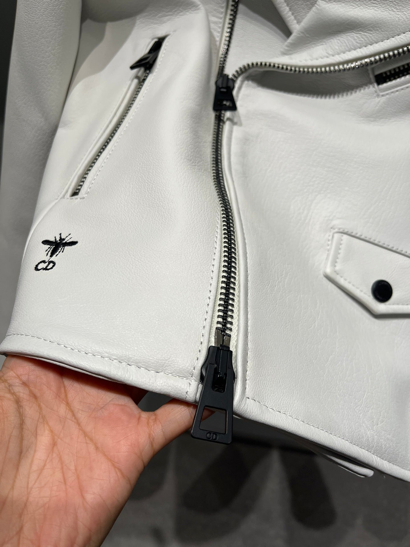 Bedrucktes Motorrad aus Ziegenleder