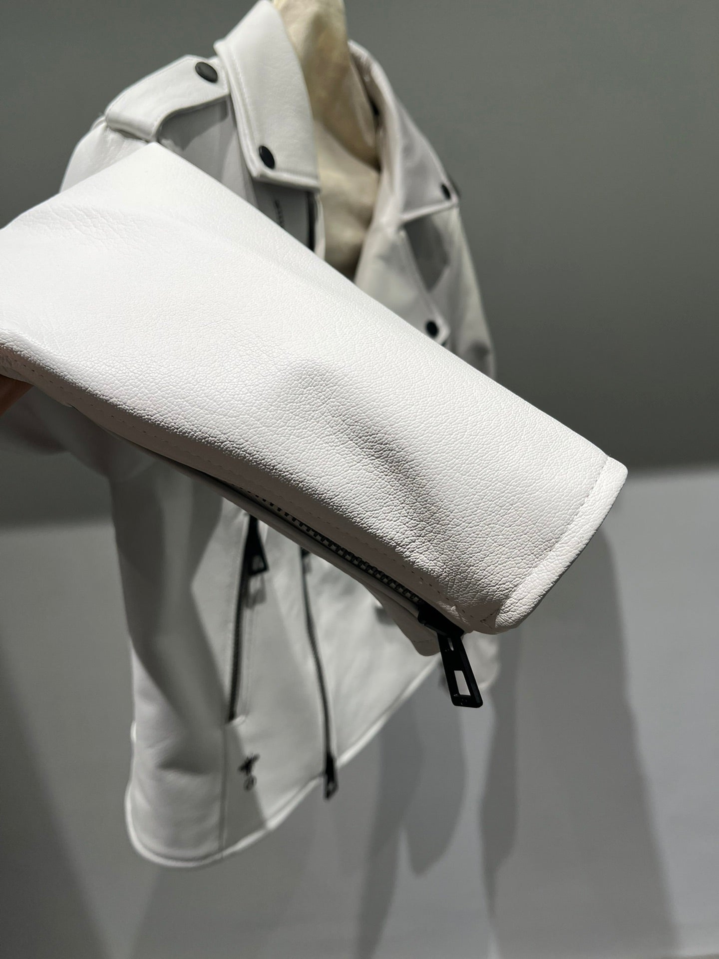 Bedrucktes Motorrad aus Ziegenleder