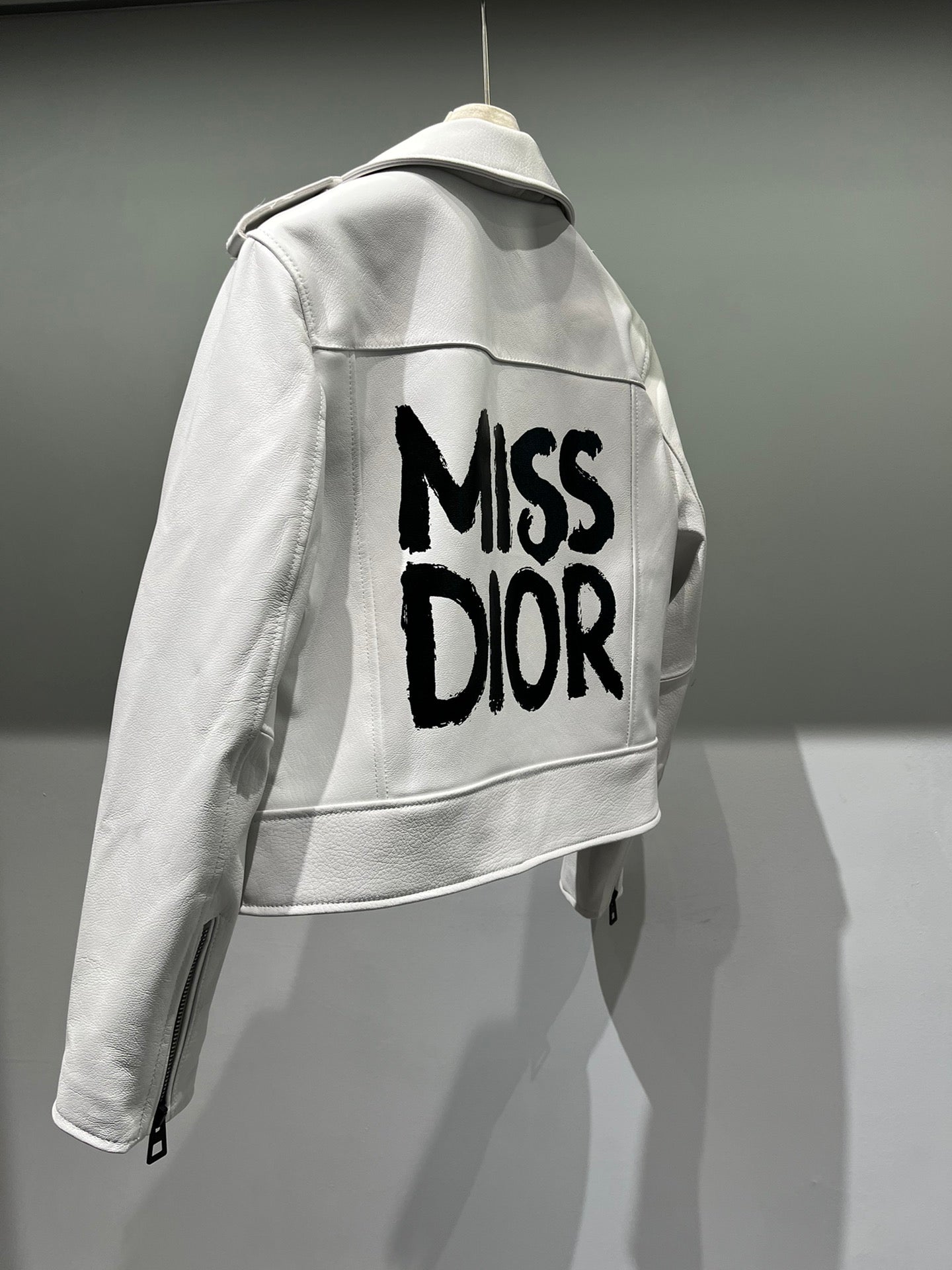 Bedrucktes Motorrad aus Ziegenleder