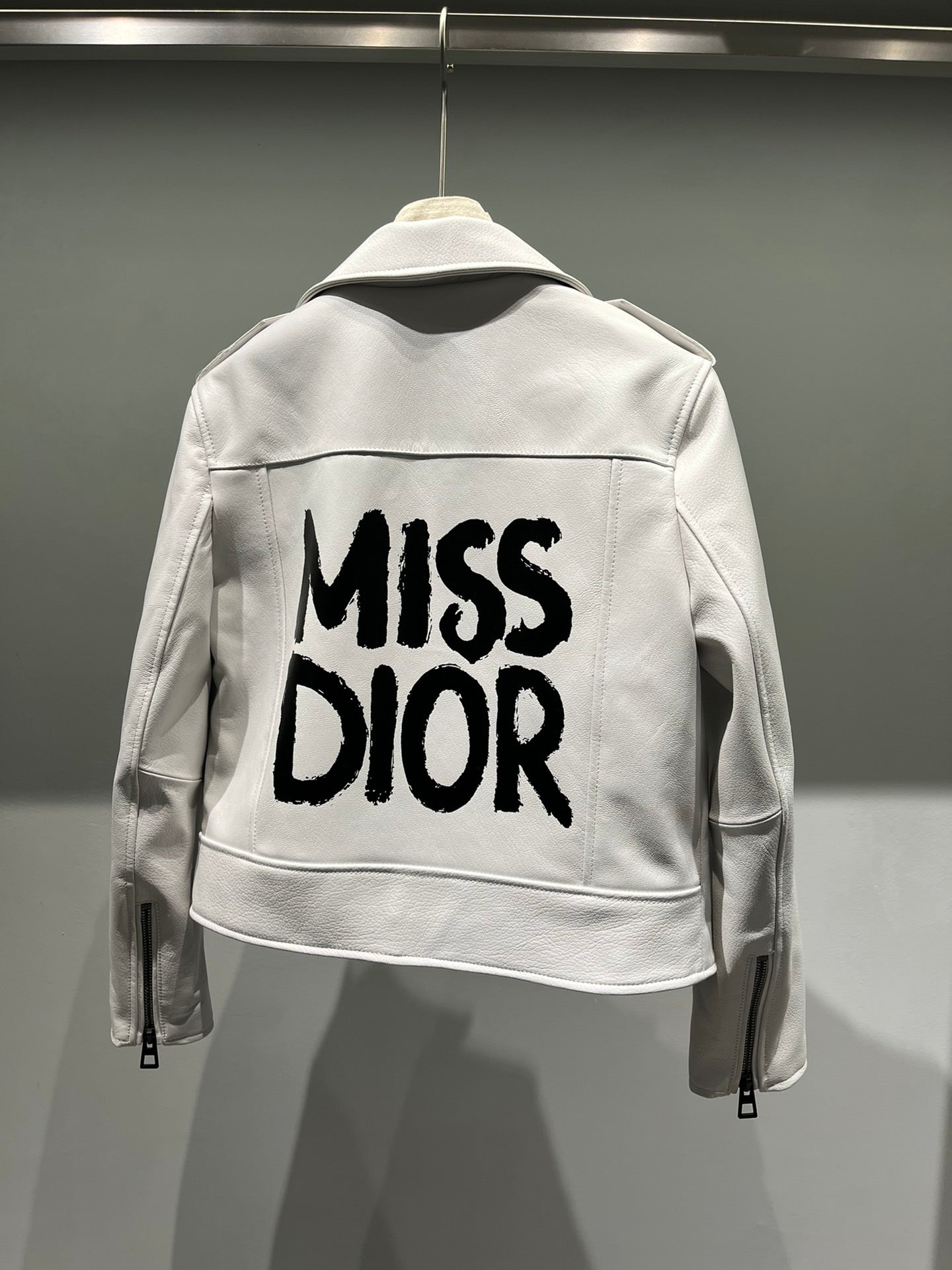 Bedrucktes Motorrad aus Ziegenleder