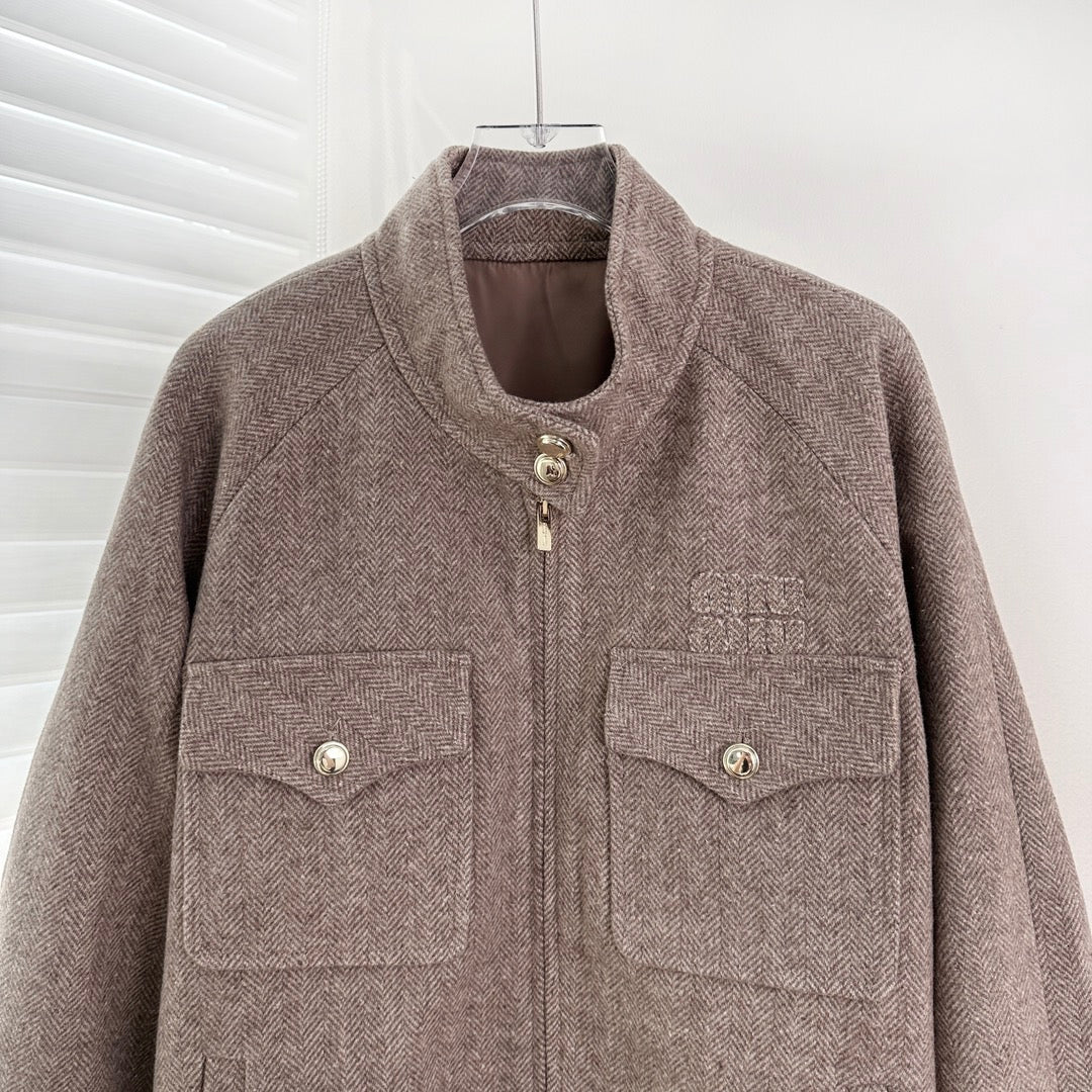 Costume marron à col montant