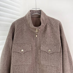 Costume marron à col montant