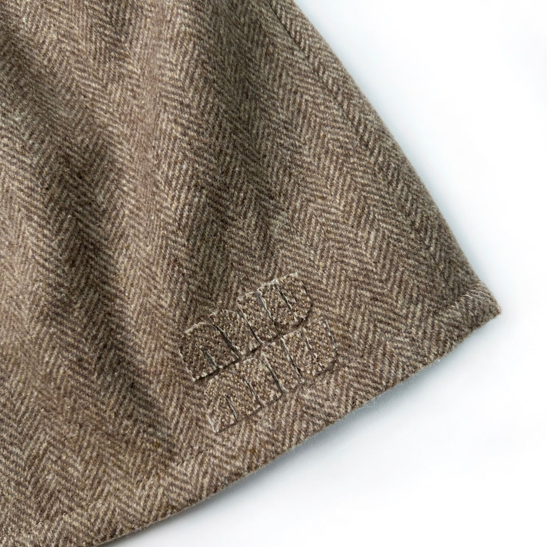 Costume marron à col montant