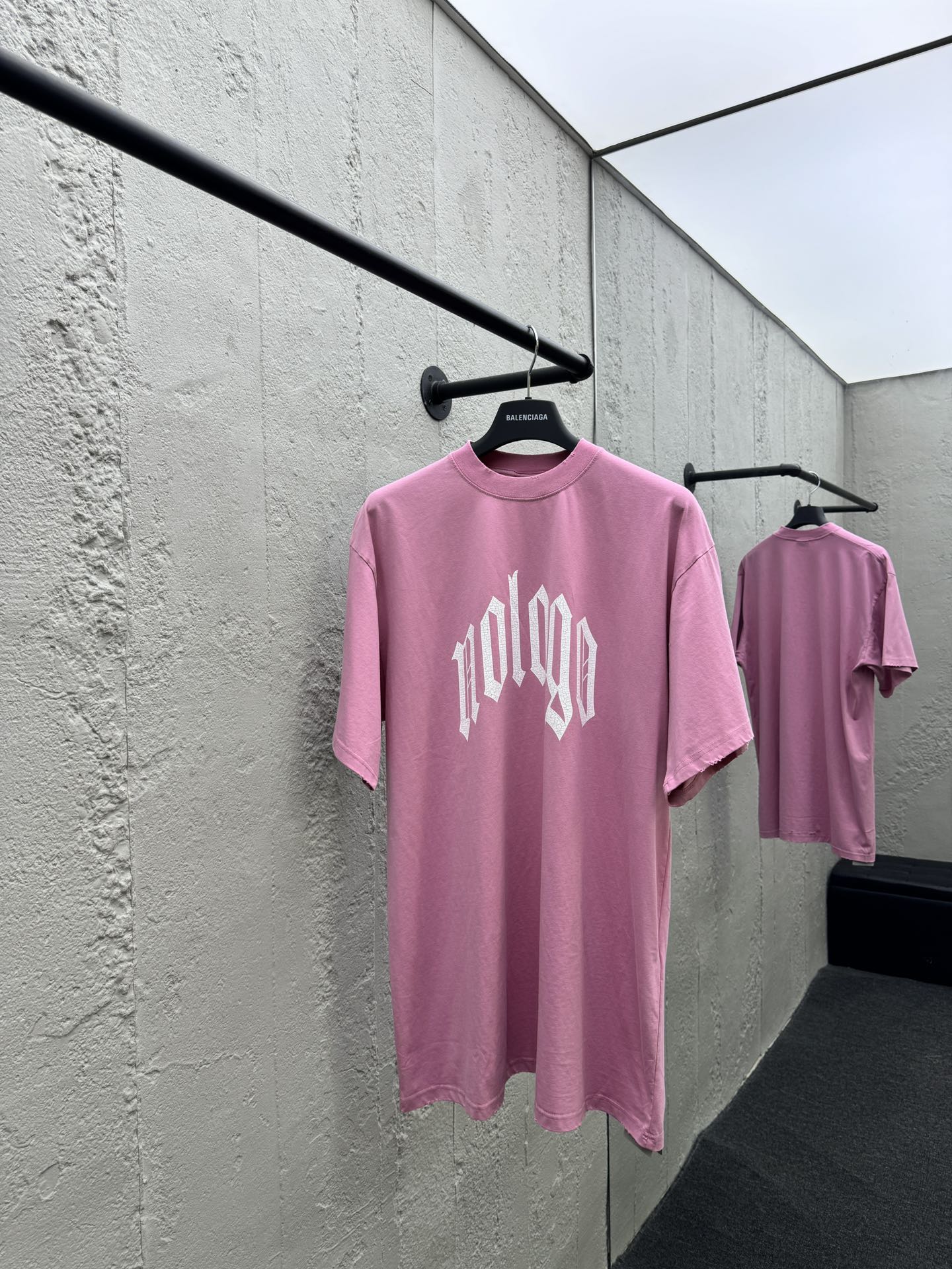 T-Shirt ohne Logo, Buchstabenloch und Graffiti-Print