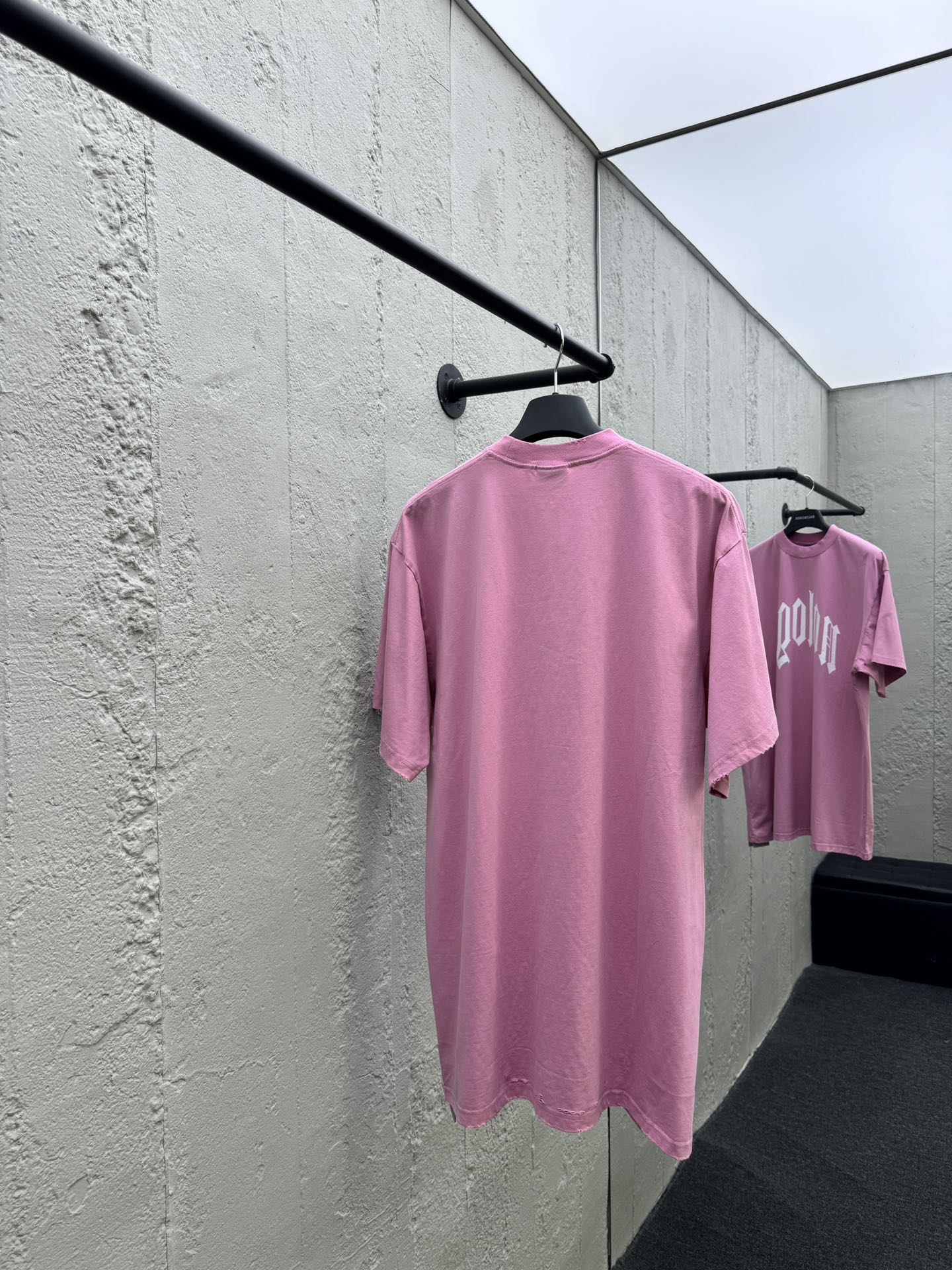 T-Shirt ohne Logo, Buchstabenloch und Graffiti-Print