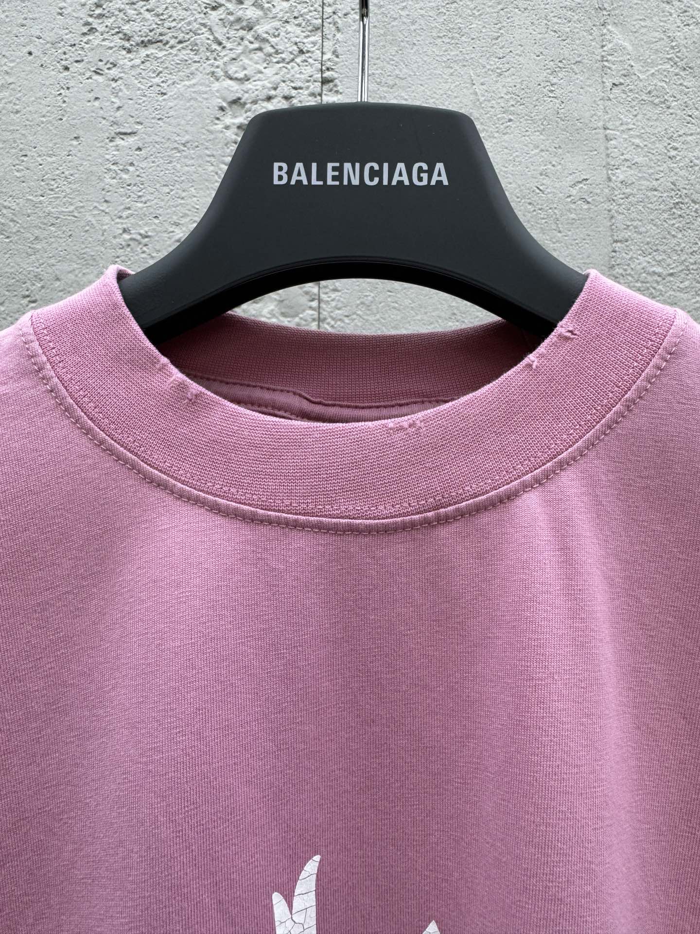 T-Shirt ohne Logo, Buchstabenloch und Graffiti-Print