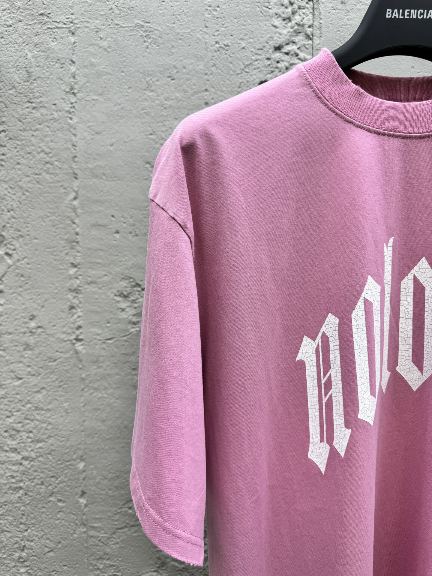 T-Shirt ohne Logo, Buchstabenloch und Graffiti-Print