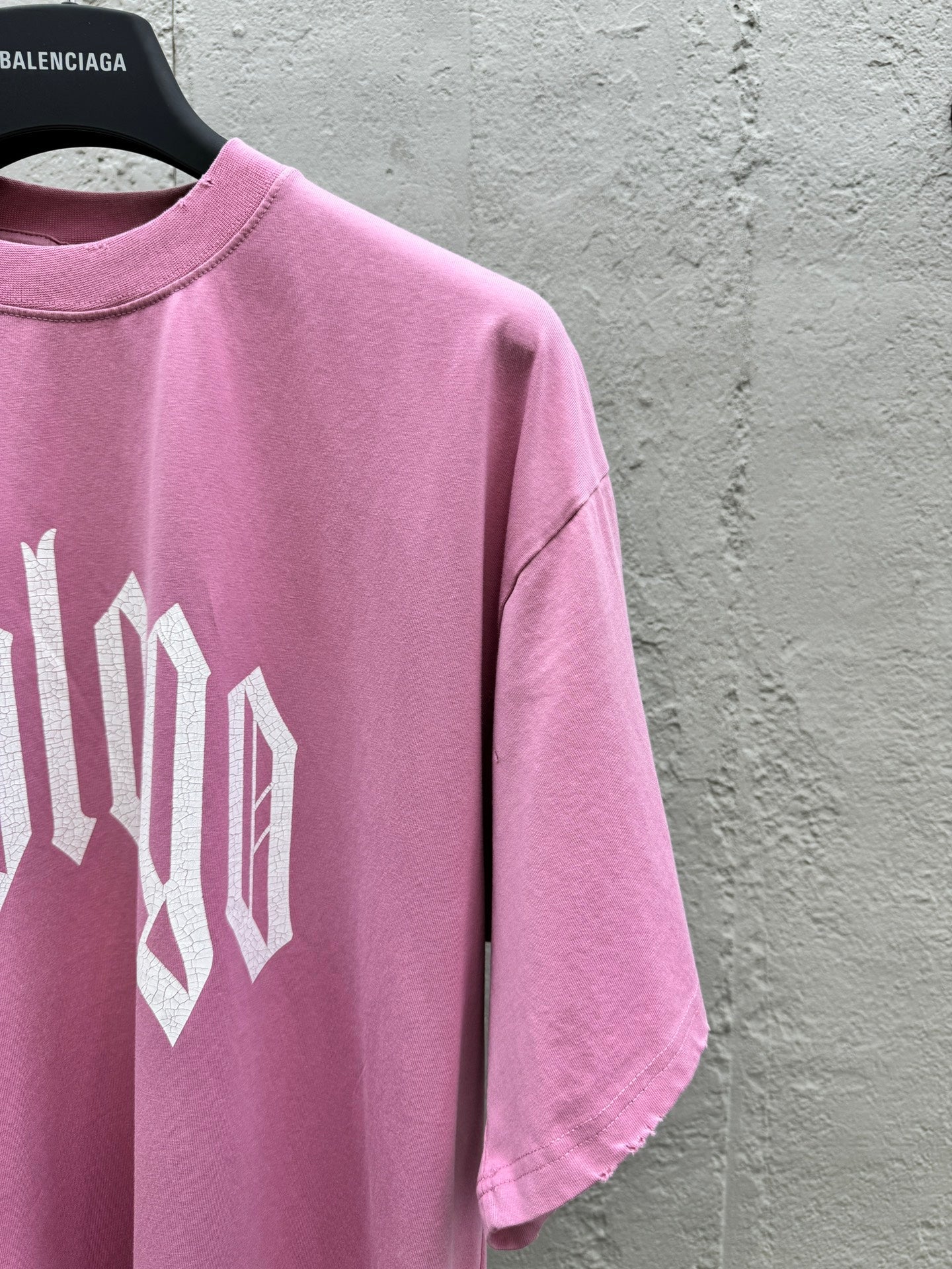 T-Shirt ohne Logo, Buchstabenloch und Graffiti-Print