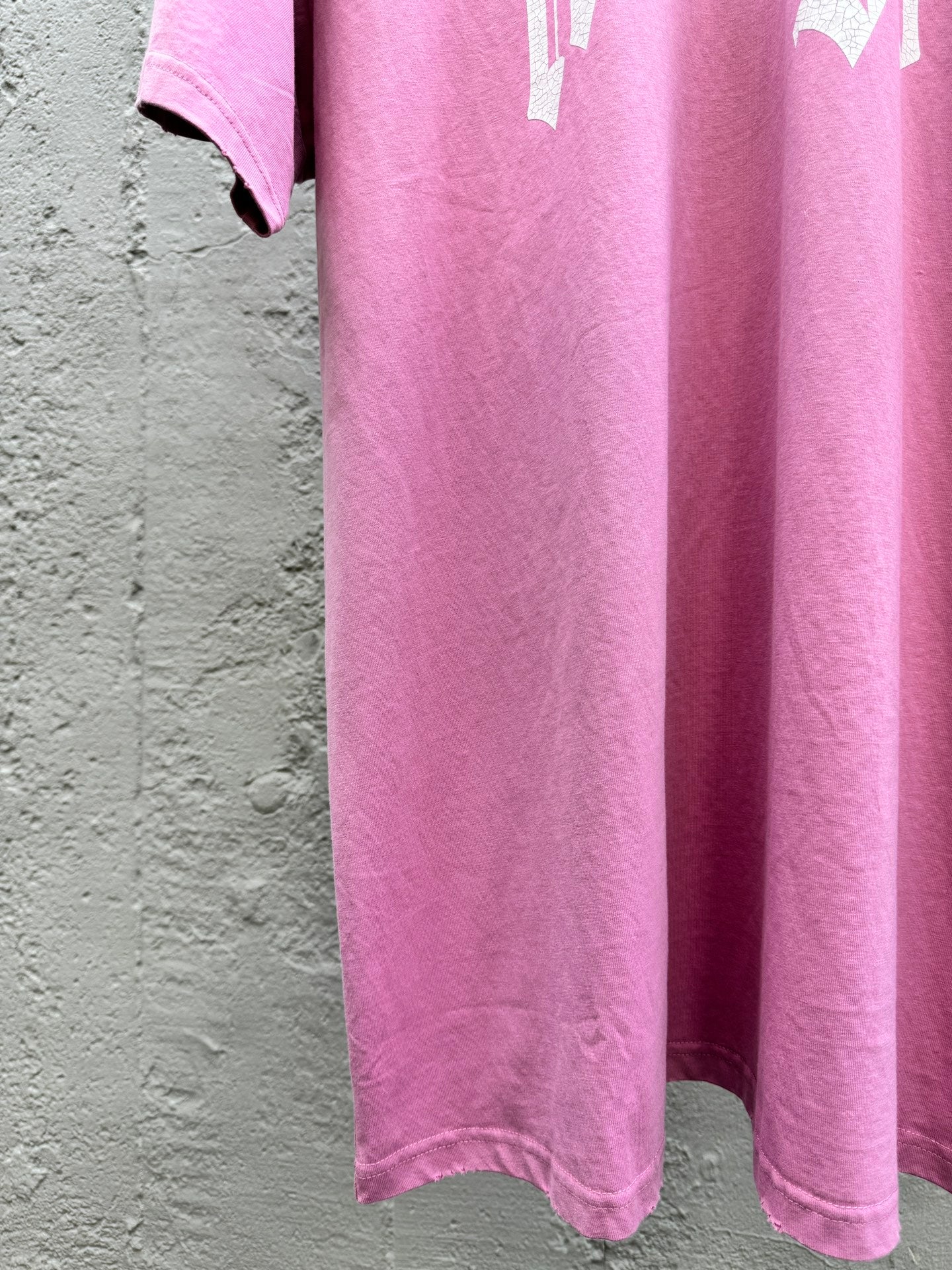 T-Shirt ohne Logo, Buchstabenloch und Graffiti-Print