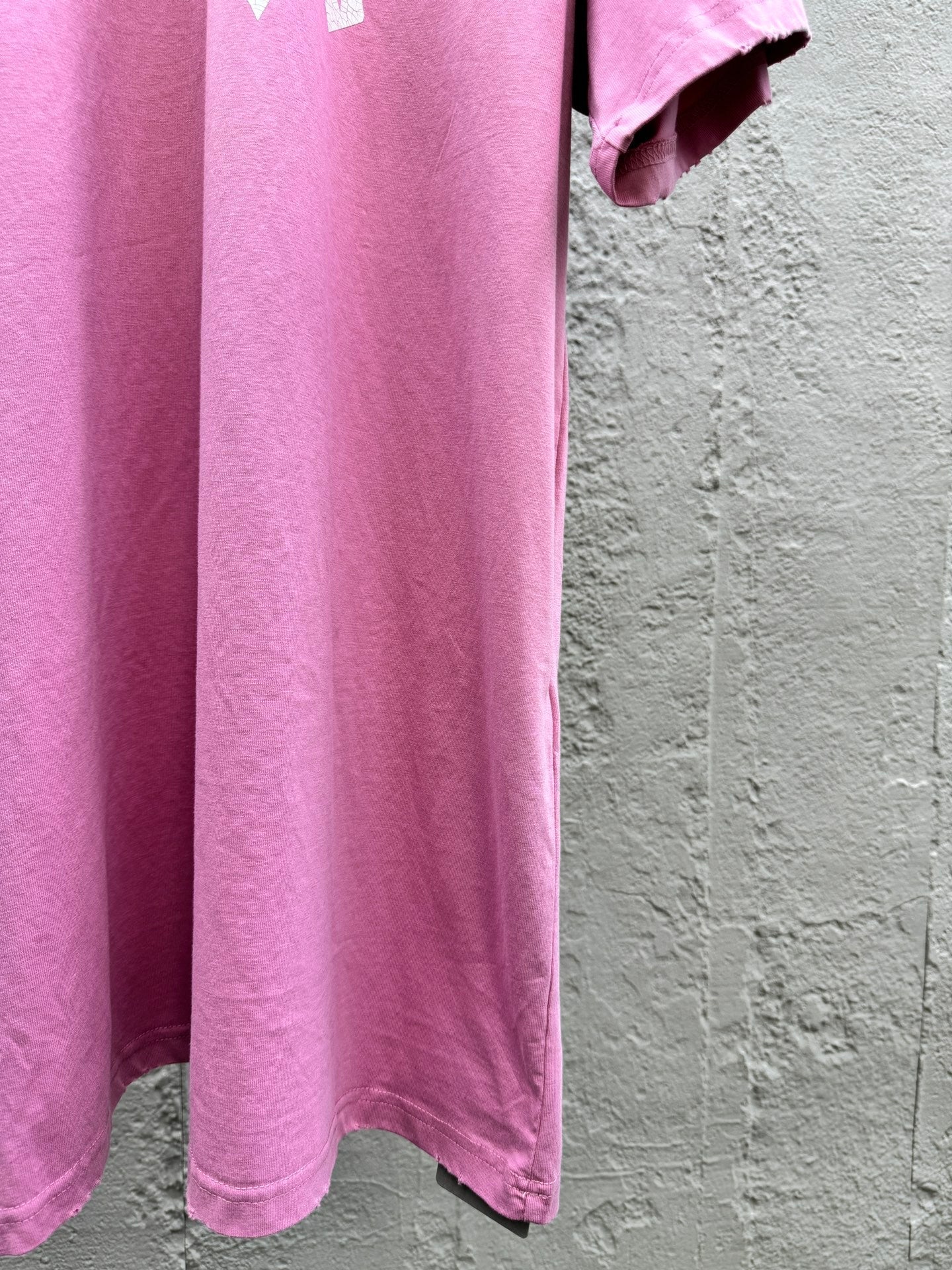 T-Shirt ohne Logo, Buchstabenloch und Graffiti-Print