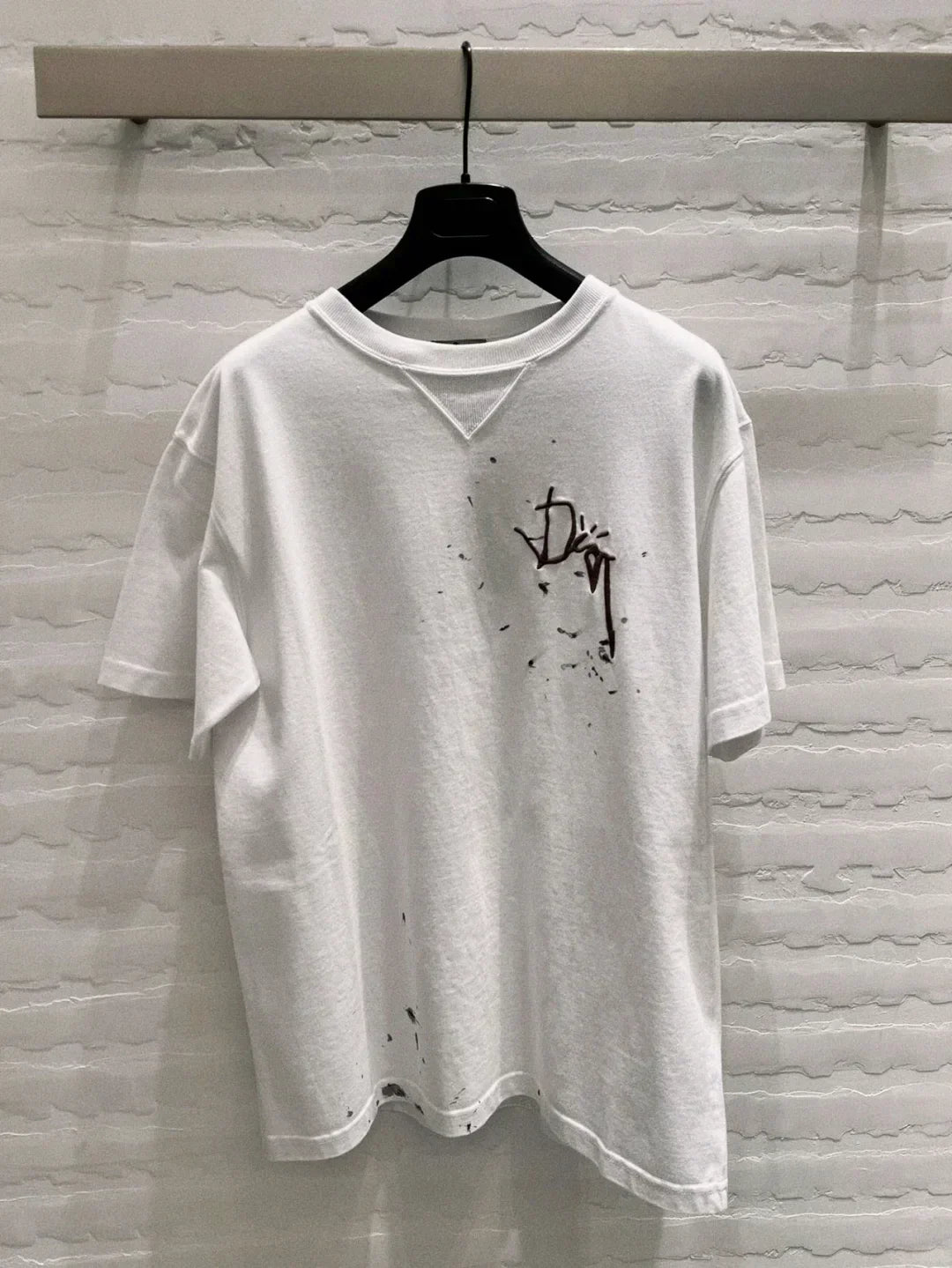 Manches courtes avec logo co-marqué brodé à l'encre éclaboussée 