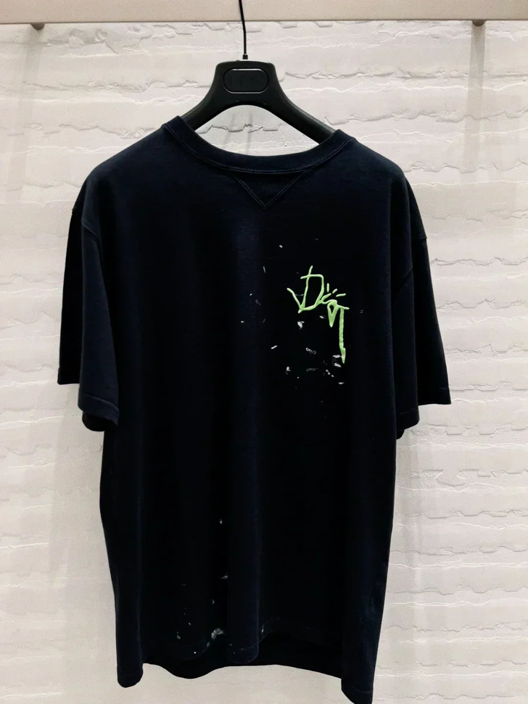 Manches courtes avec logo co-marqué brodé à l'encre éclaboussée 