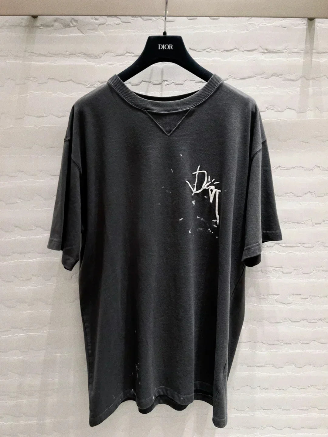 Manches courtes avec logo co-marqué brodé à l'encre éclaboussée 