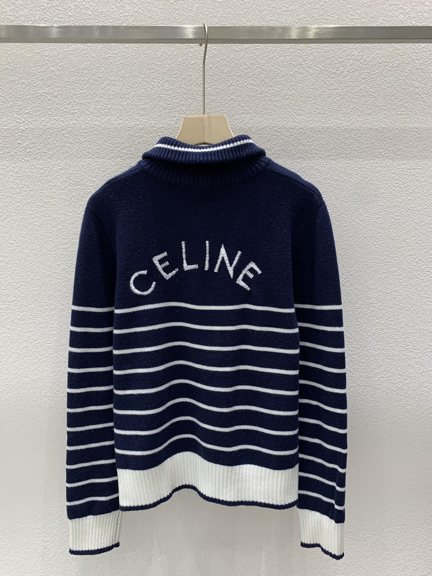 Neuer Strickpullover mit halbem Reißverschluss