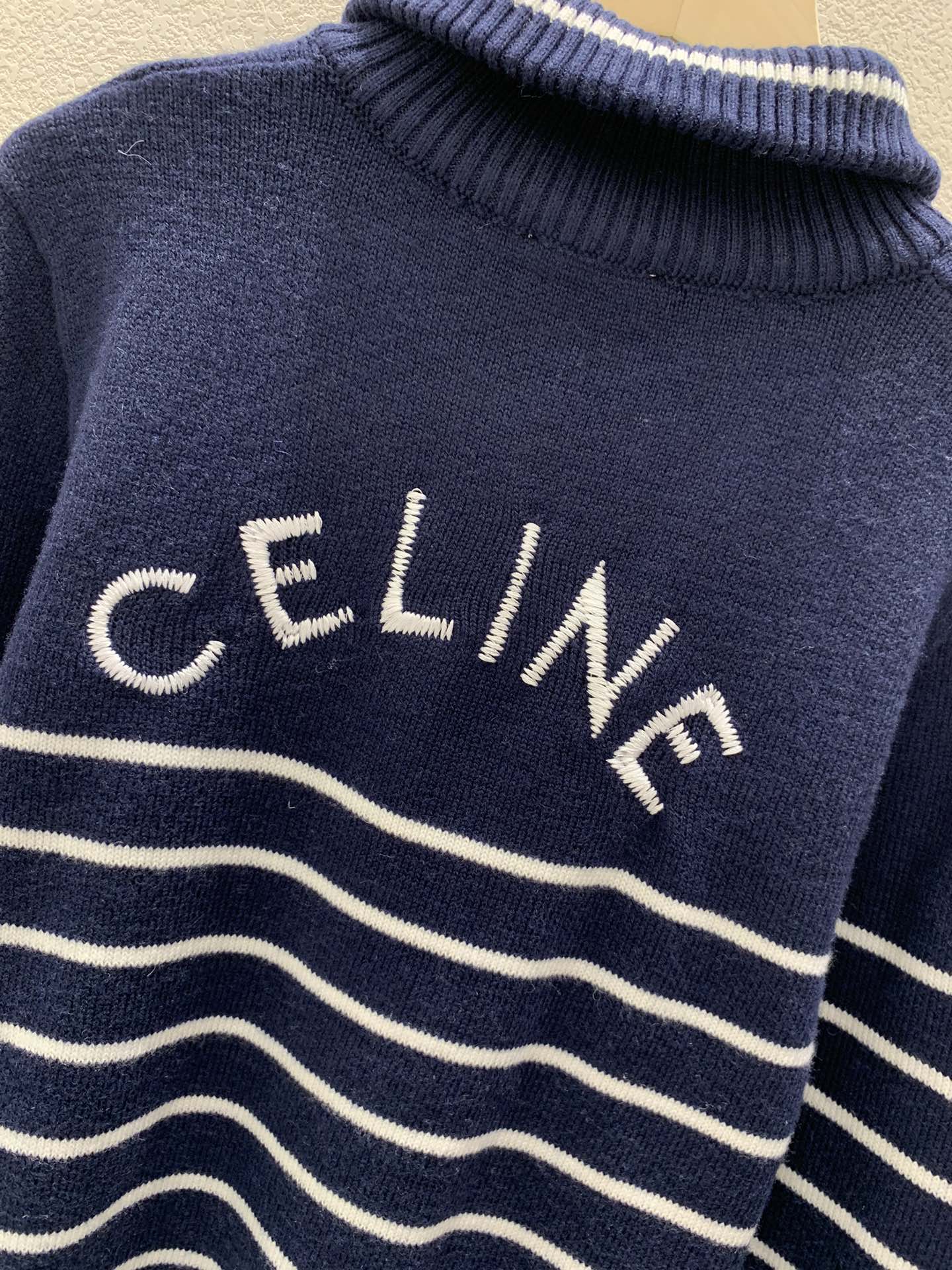 Neuer Strickpullover mit halbem Reißverschluss