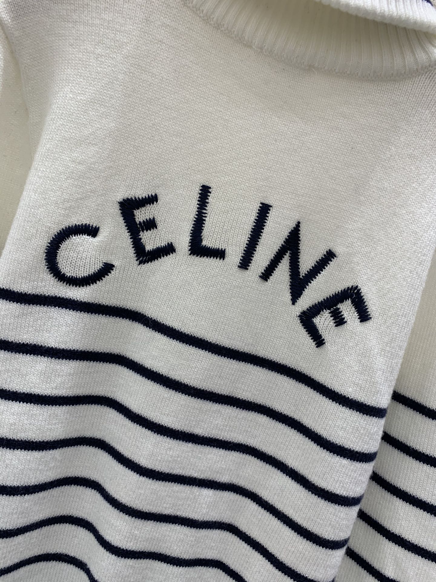 Neuer Strickpullover mit halbem Reißverschluss