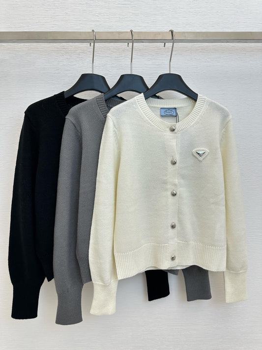 Gestrickte Strickjacke mit Rundhalsausschnitt und langen Ärmeln und gesticktem Relief auf der Rückseite