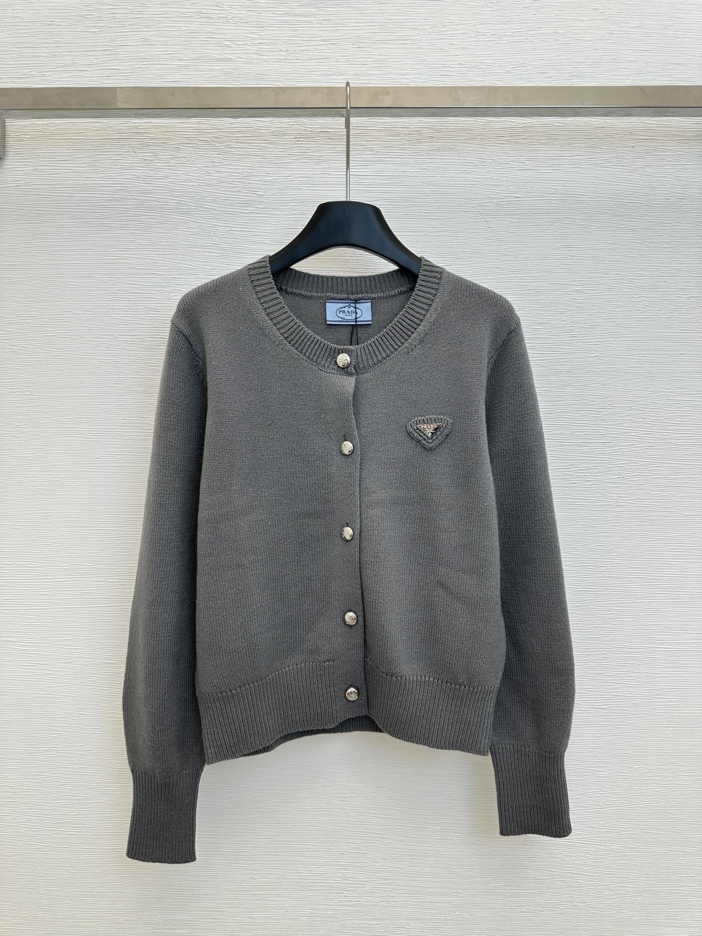 Gestrickte Strickjacke mit Rundhalsausschnitt und langen Ärmeln und gesticktem Relief auf der Rückseite