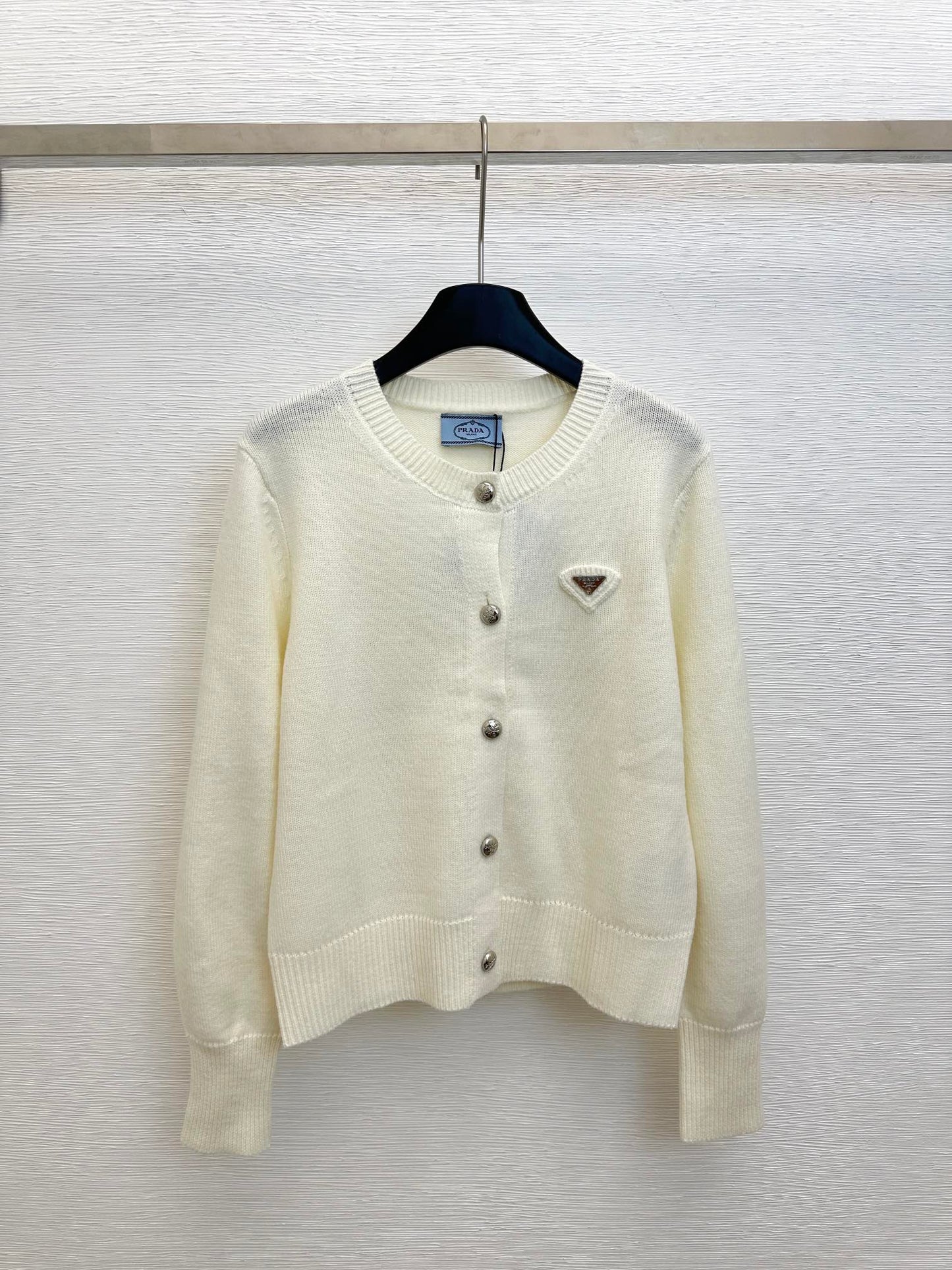 Gestrickte Strickjacke mit Rundhalsausschnitt und langen Ärmeln und gesticktem Relief auf der Rückseite