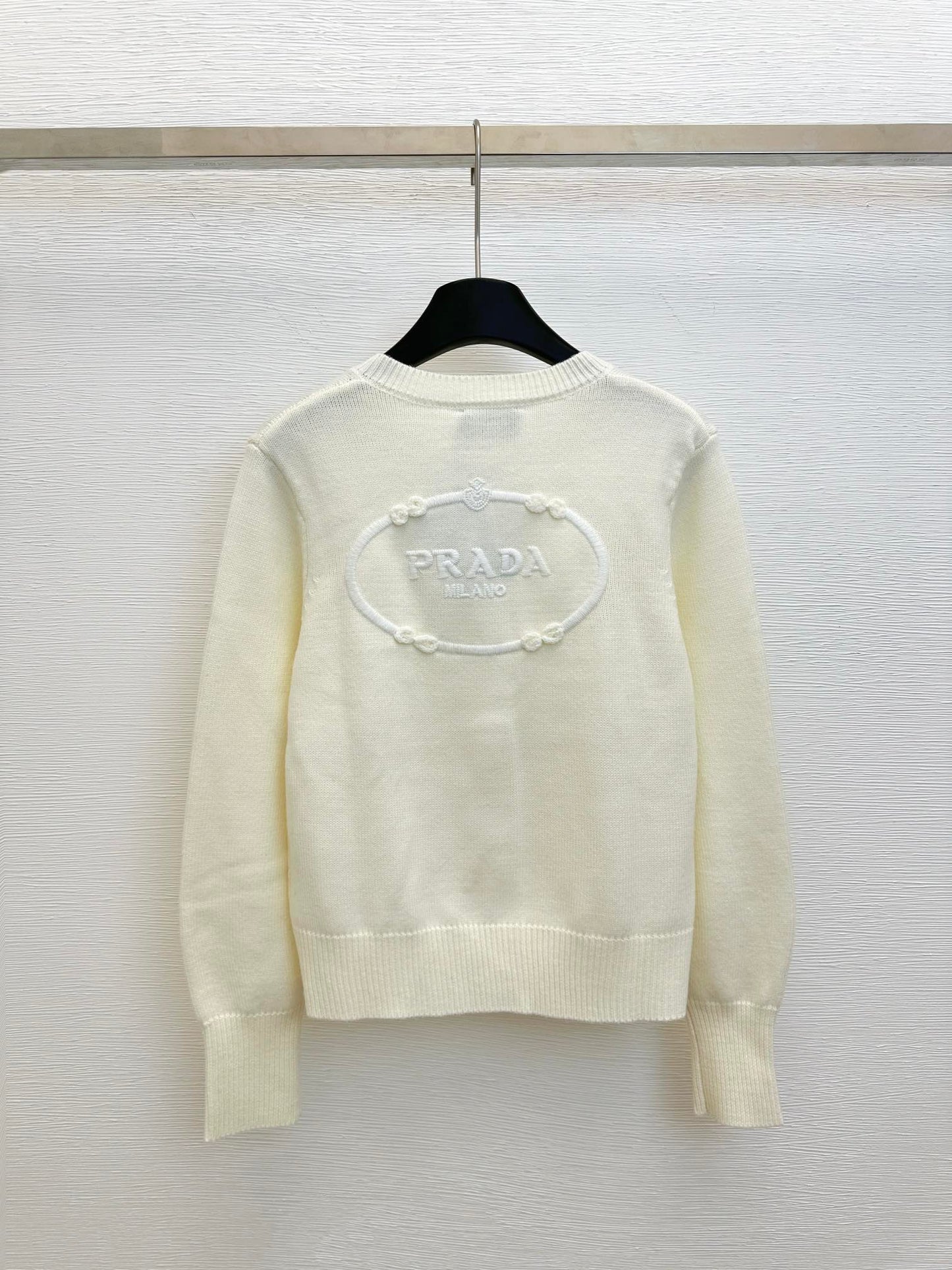 Gestrickte Strickjacke mit Rundhalsausschnitt und langen Ärmeln und gesticktem Relief auf der Rückseite