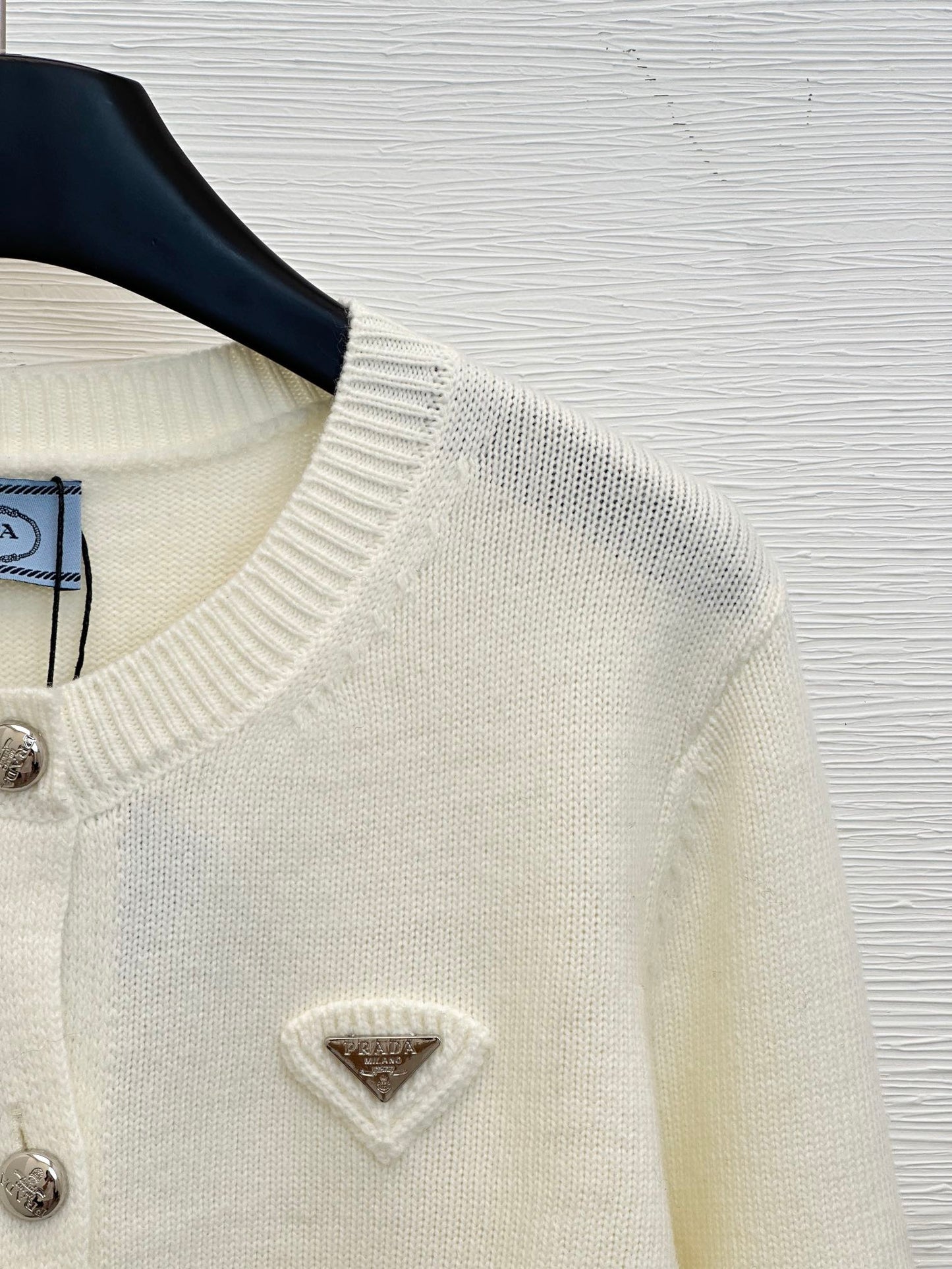 Gestrickte Strickjacke mit Rundhalsausschnitt und langen Ärmeln und gesticktem Relief auf der Rückseite