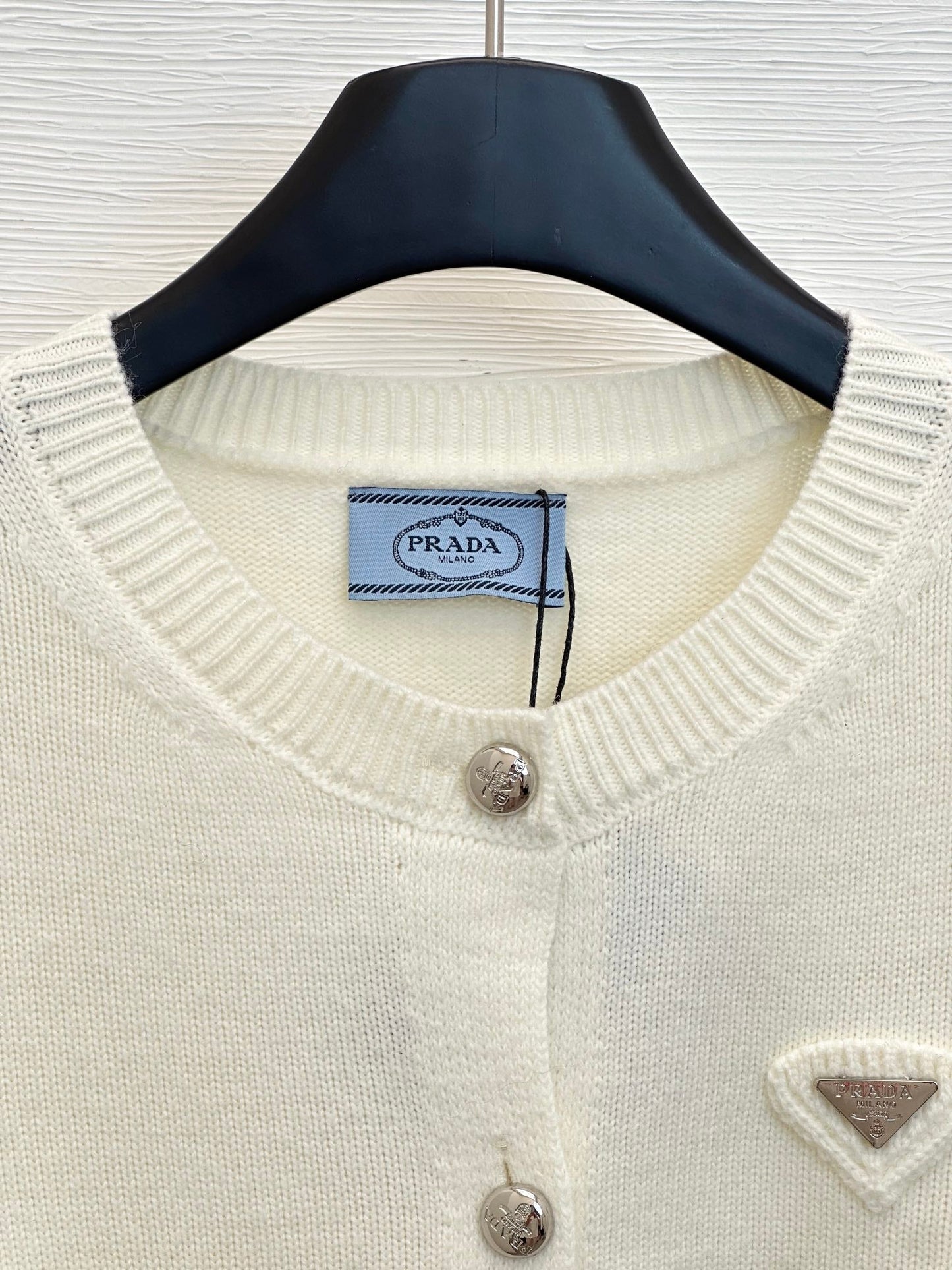 Gestrickte Strickjacke mit Rundhalsausschnitt und langen Ärmeln und gesticktem Relief auf der Rückseite