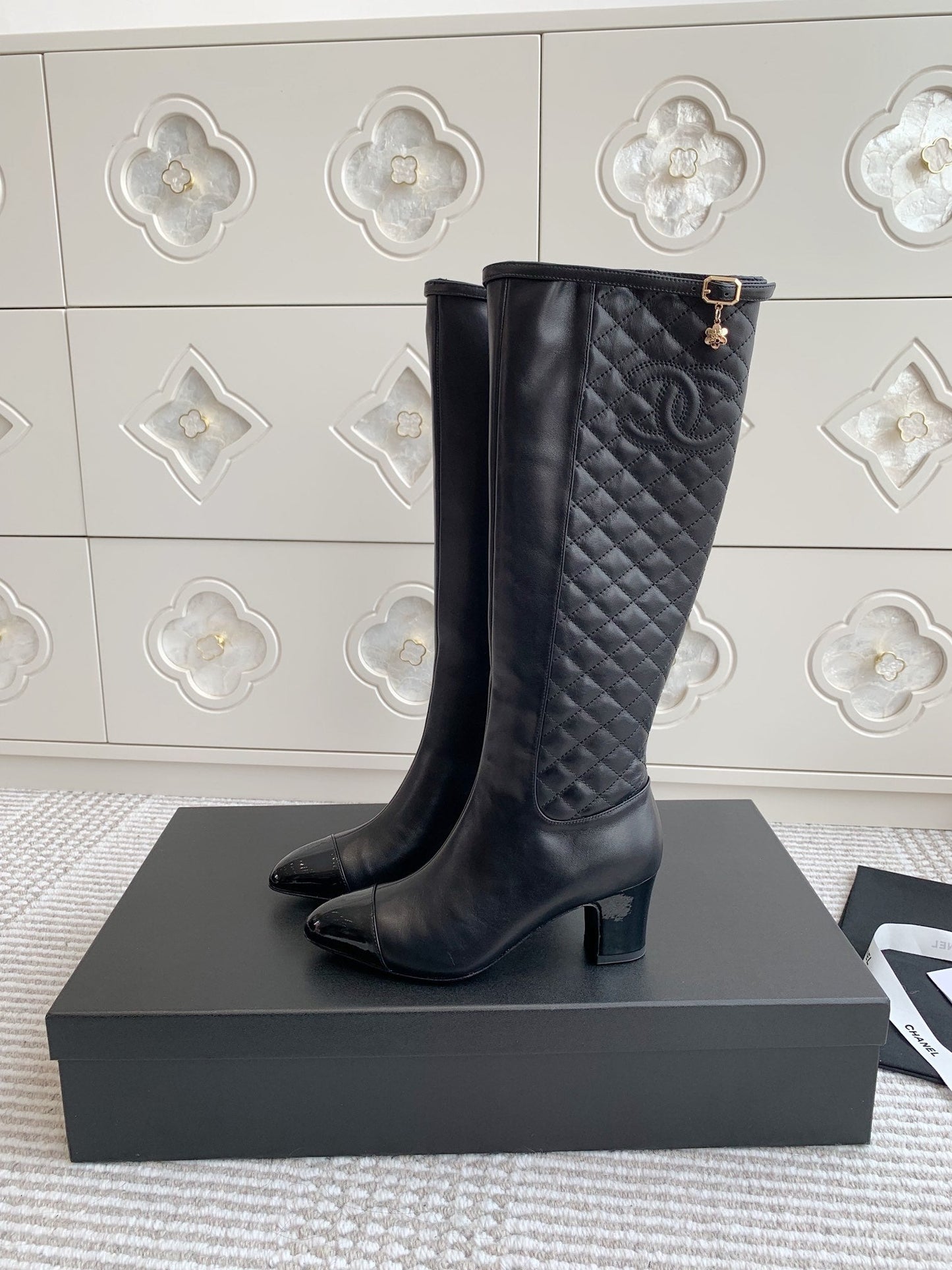 Bottes longues à talon épais et bout pointu en diamant brodé électrique