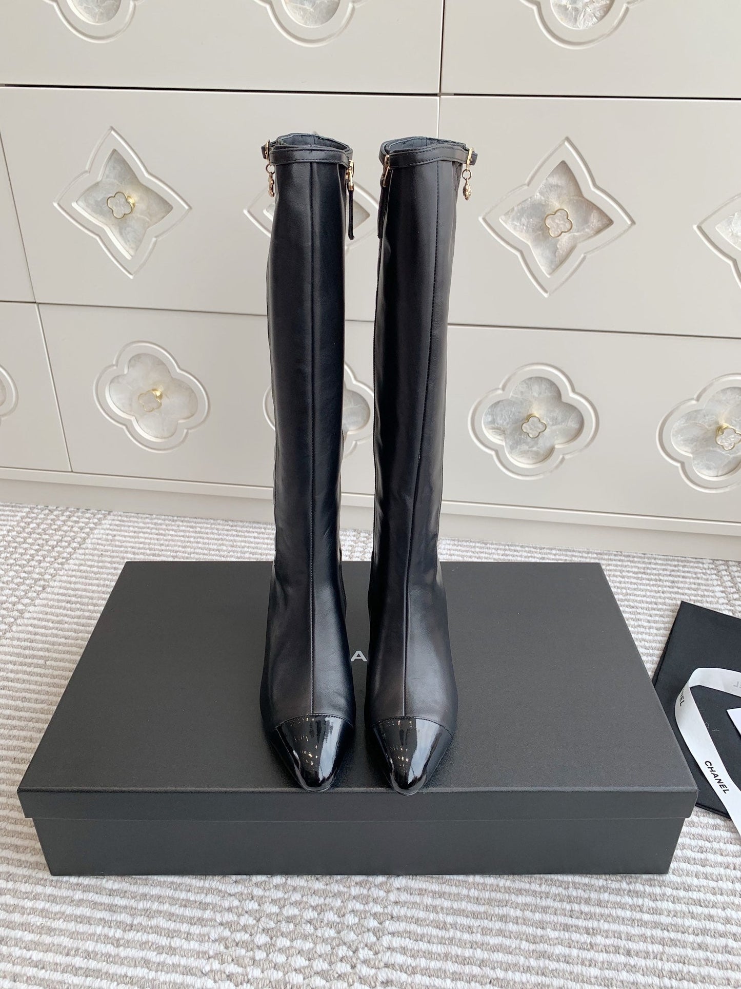 Bottes longues à talon épais et bout pointu en diamant brodé électrique