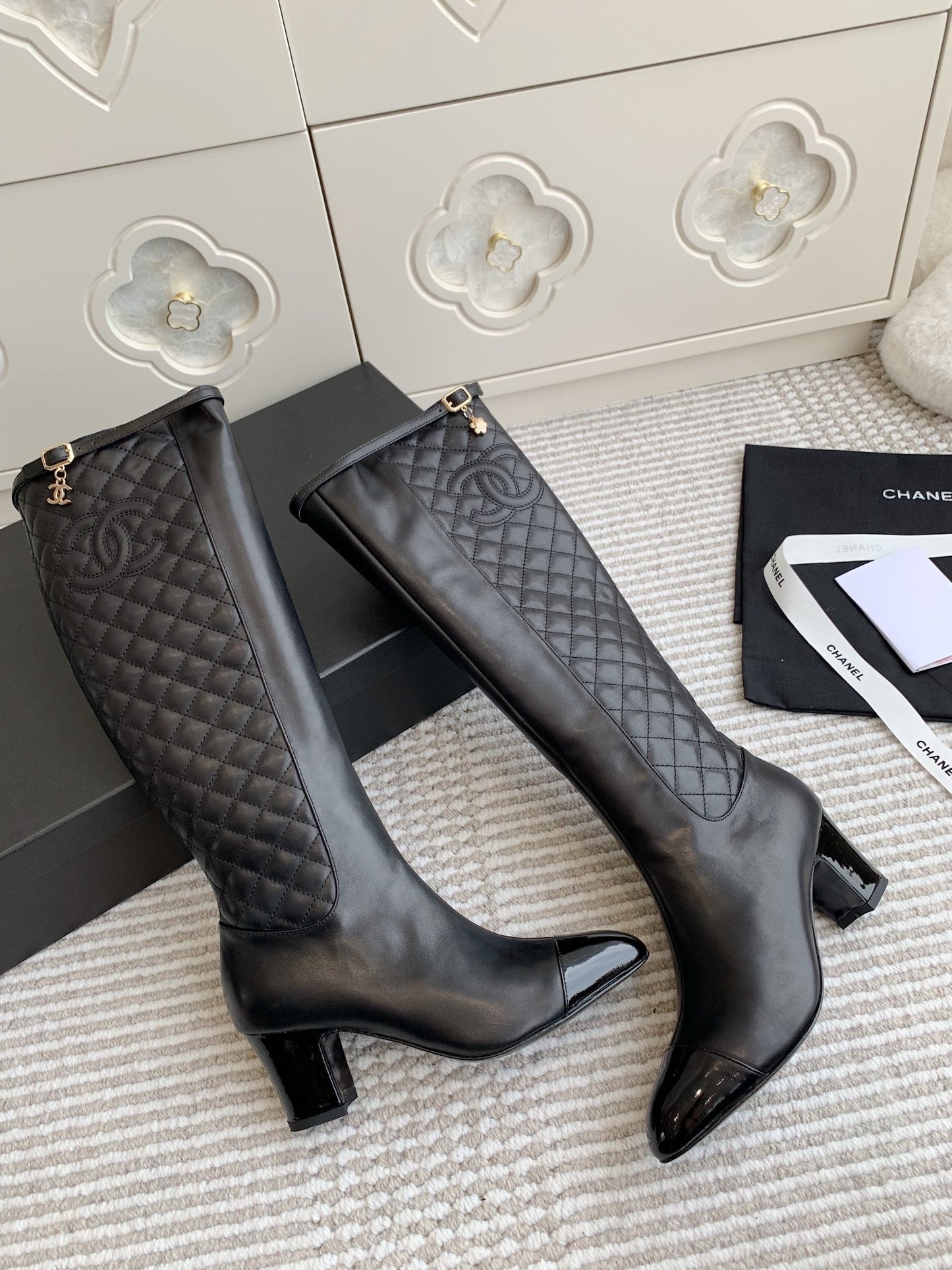 Bottes longues à talon épais et bout pointu en diamant brodé électrique