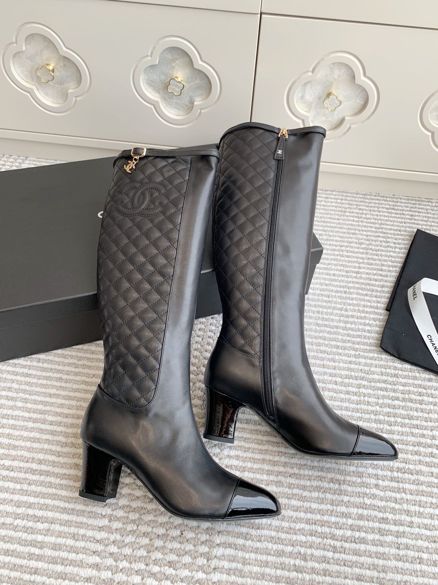 Bottes longues à talon épais et bout pointu en diamant brodé électrique