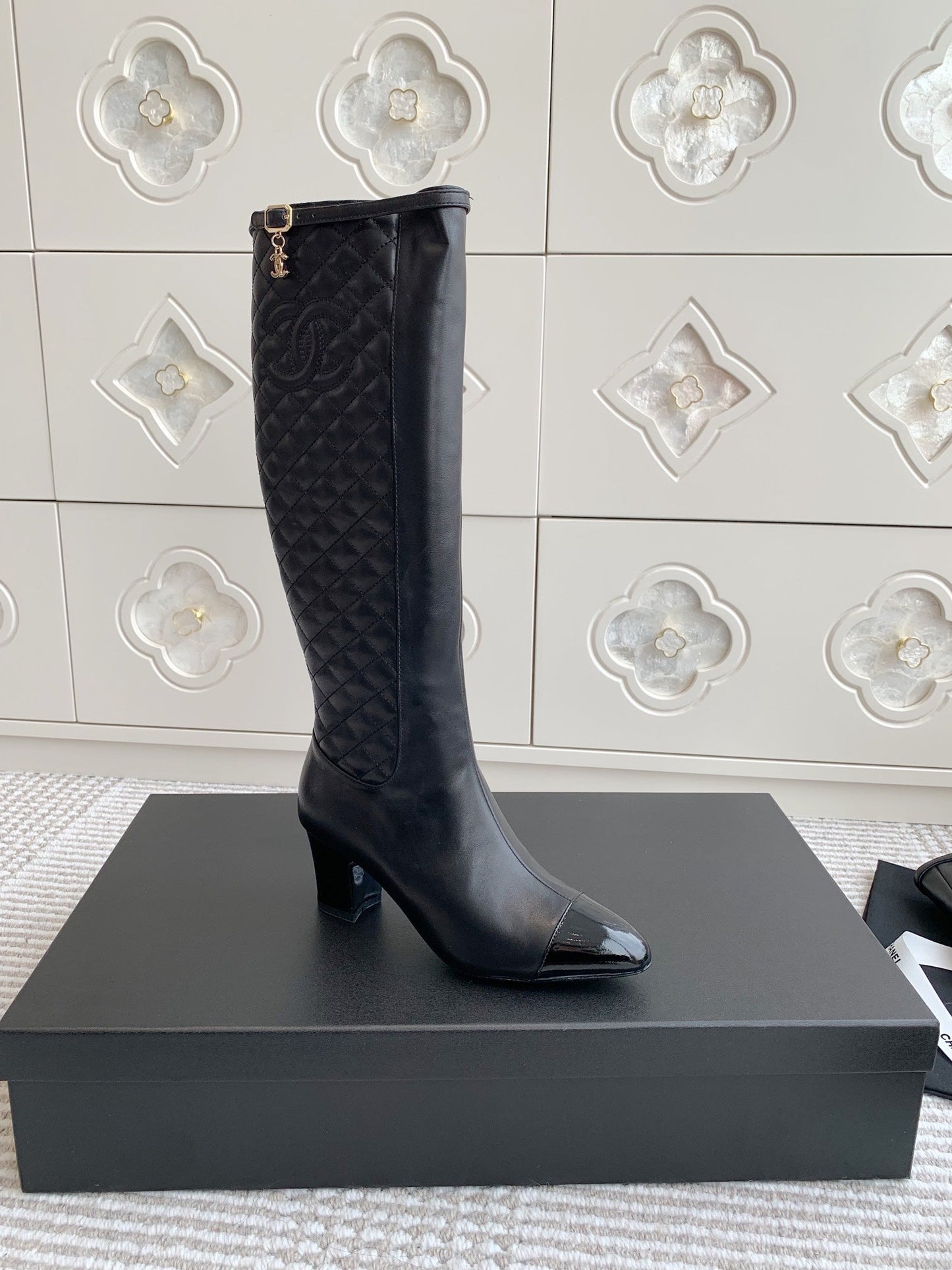 Bottes longues à talon épais et bout pointu en diamant brodé électrique