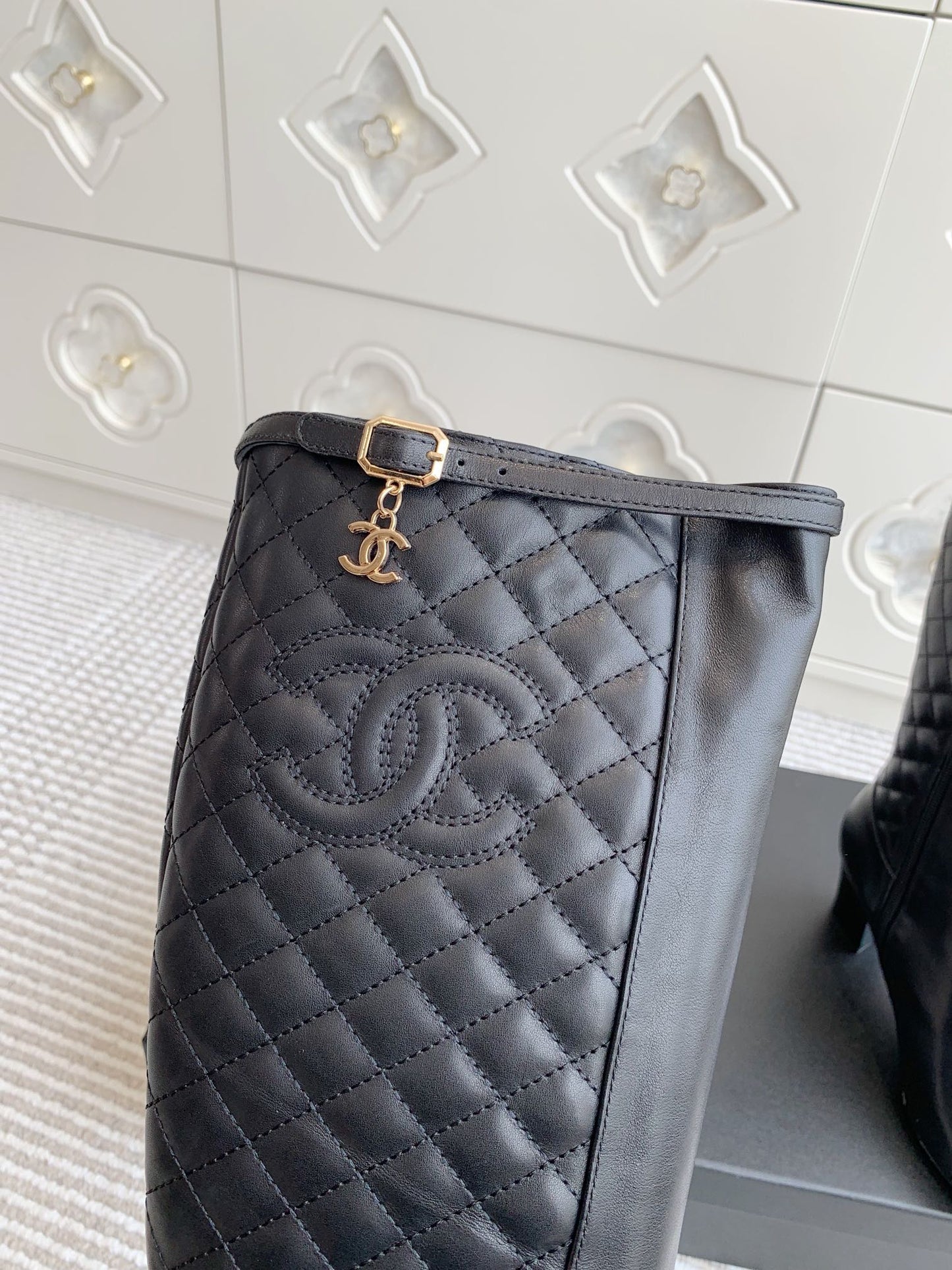 Bottes longues à talon épais et bout pointu en diamant brodé électrique