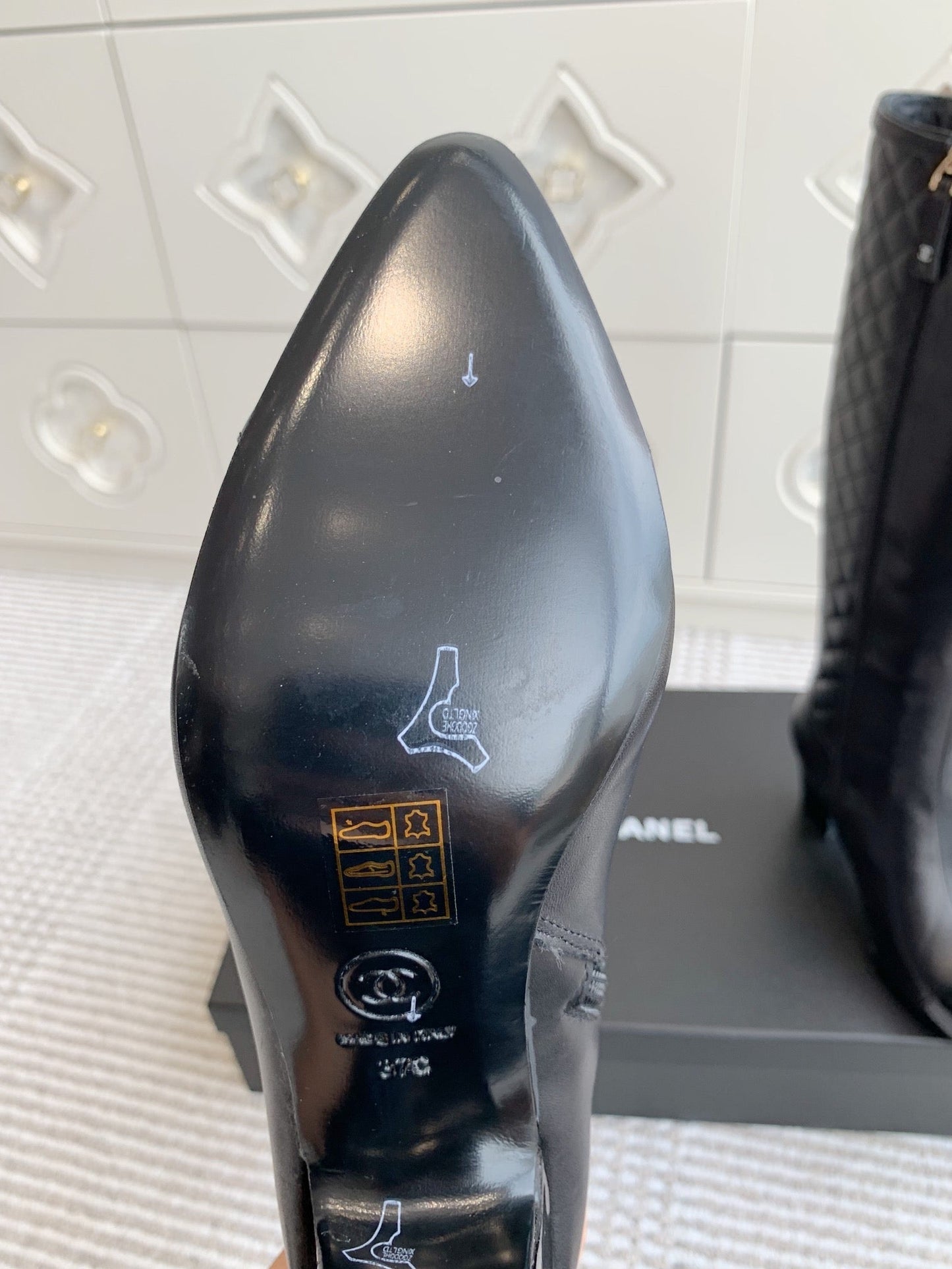 Bottes longues à talon épais et bout pointu en diamant brodé électrique